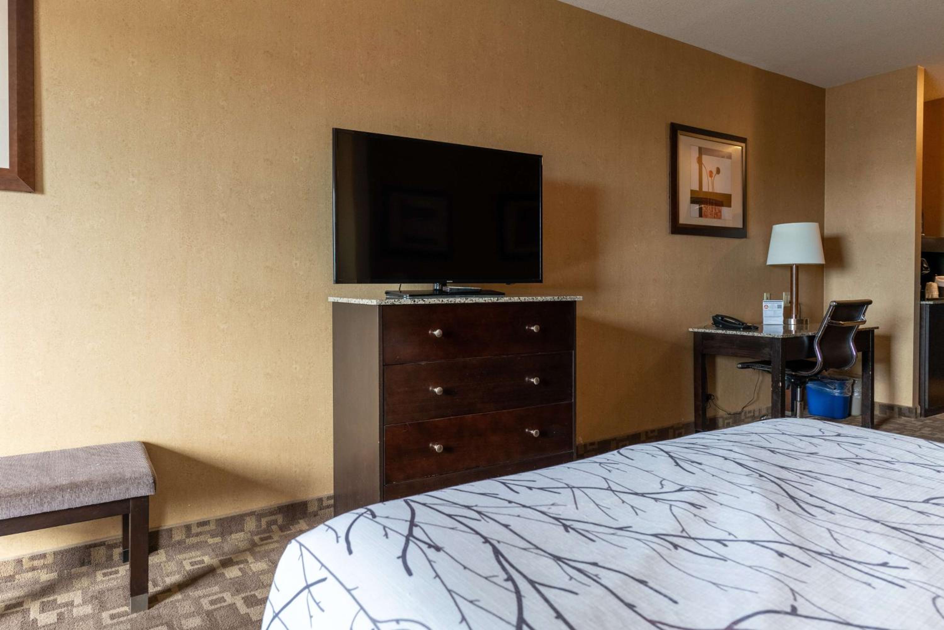 Family Queen Suite with Two Queen Beds - Sofa Bed/Non-Smoking - Photo 8