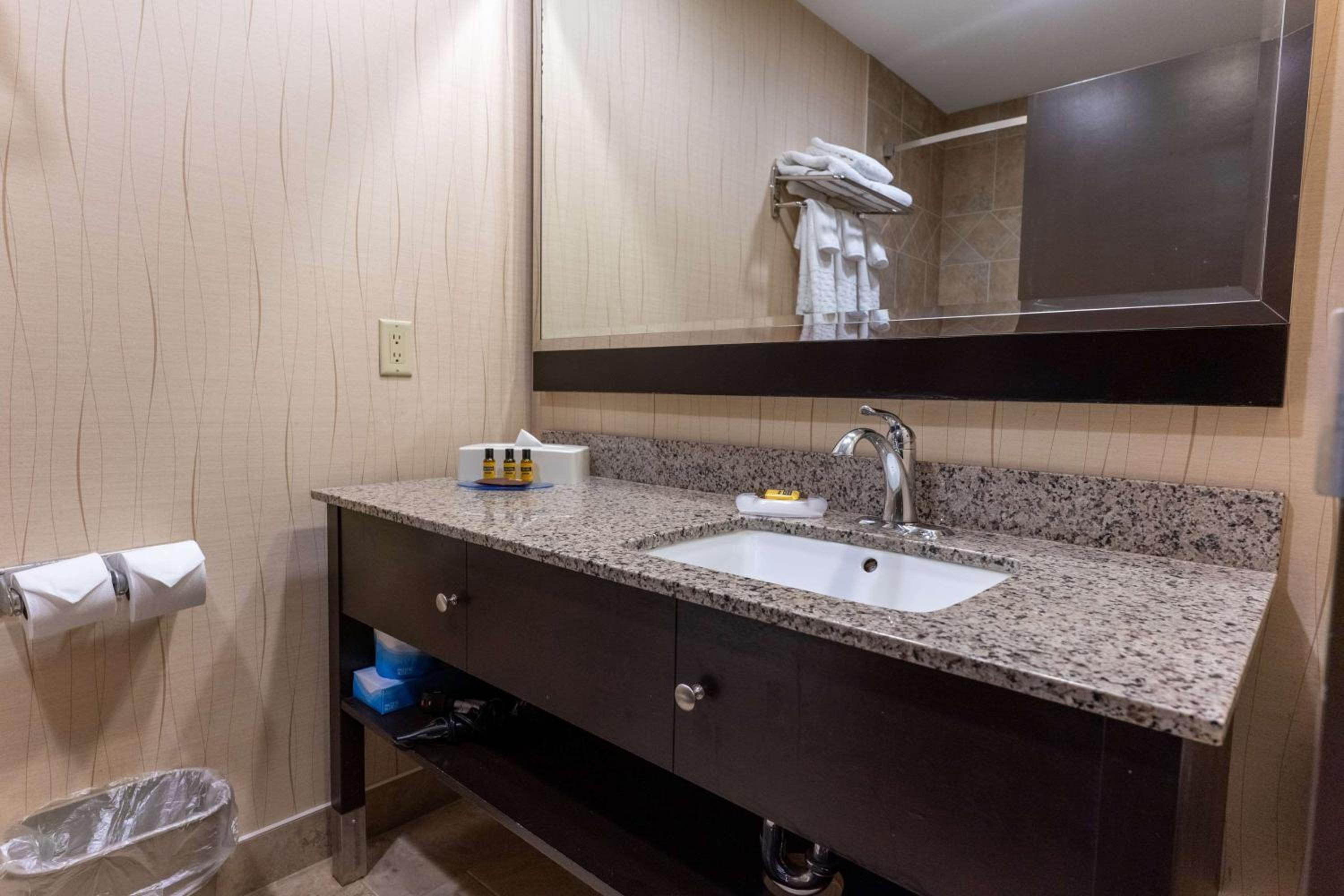 Family Queen Suite with Two Queen Beds - Sofa Bed/Non-Smoking - Photo 3