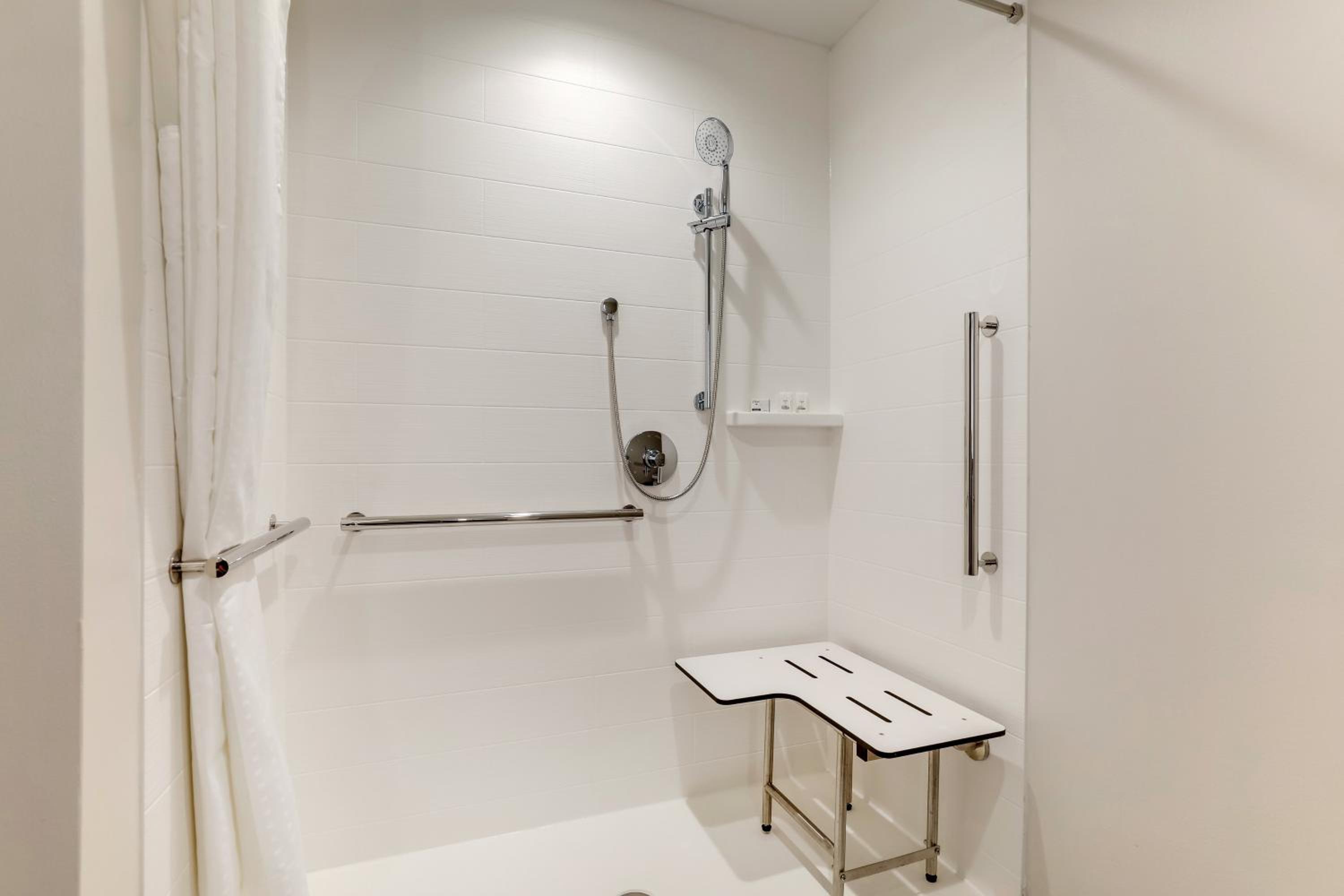 Standard King Room - Communications Accessible - Photo 4