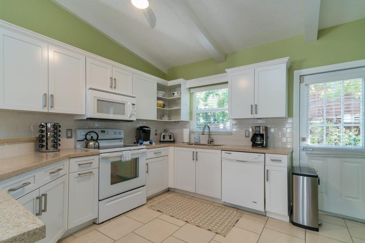 Five-Bedroom House photo 2
