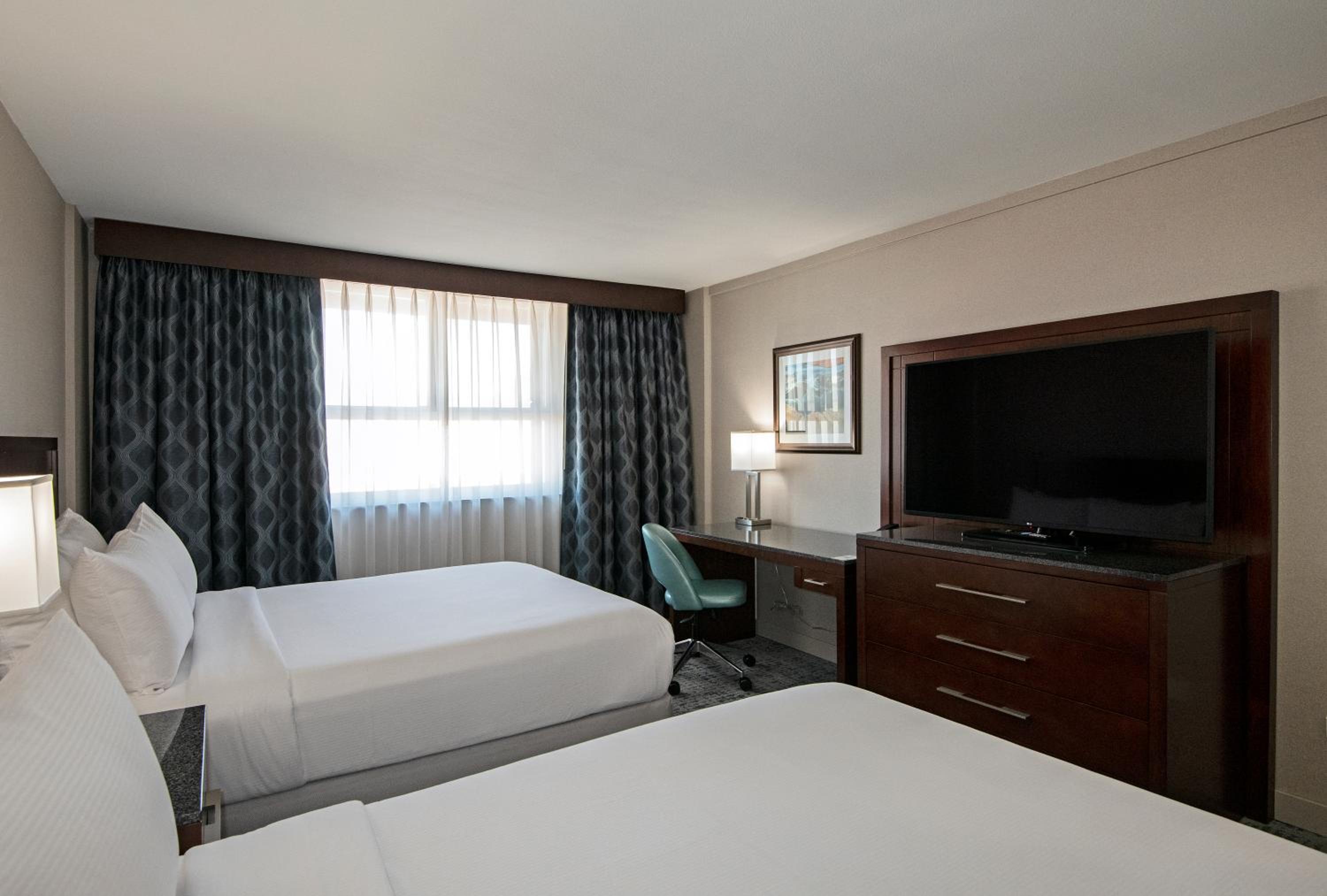 Queen Room with Two Queen Beds - Non-Smoking - Photo 6