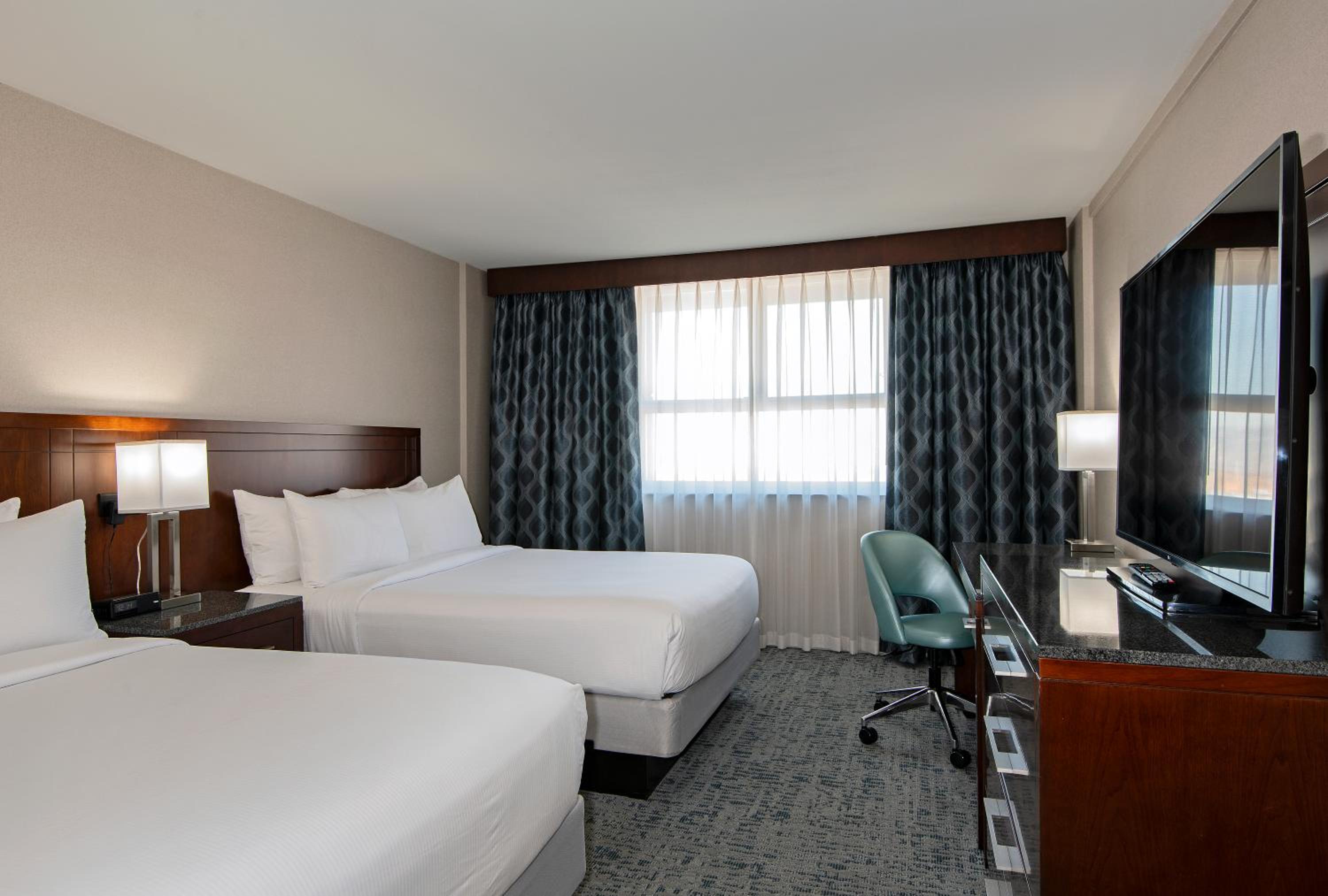 Queen Room with Two Queen Beds - Non-Smoking - Photo 2