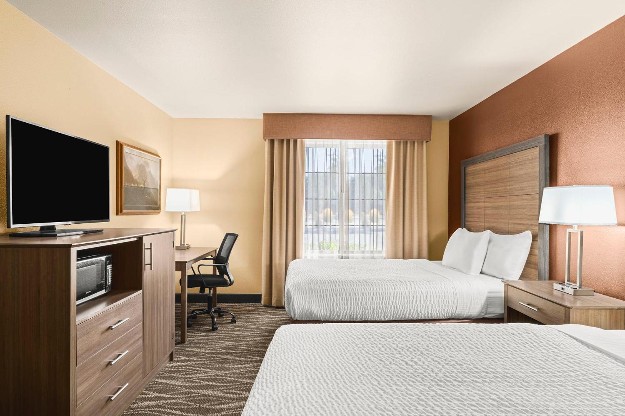 Queen Room with Two Queen Beds - Photo 2