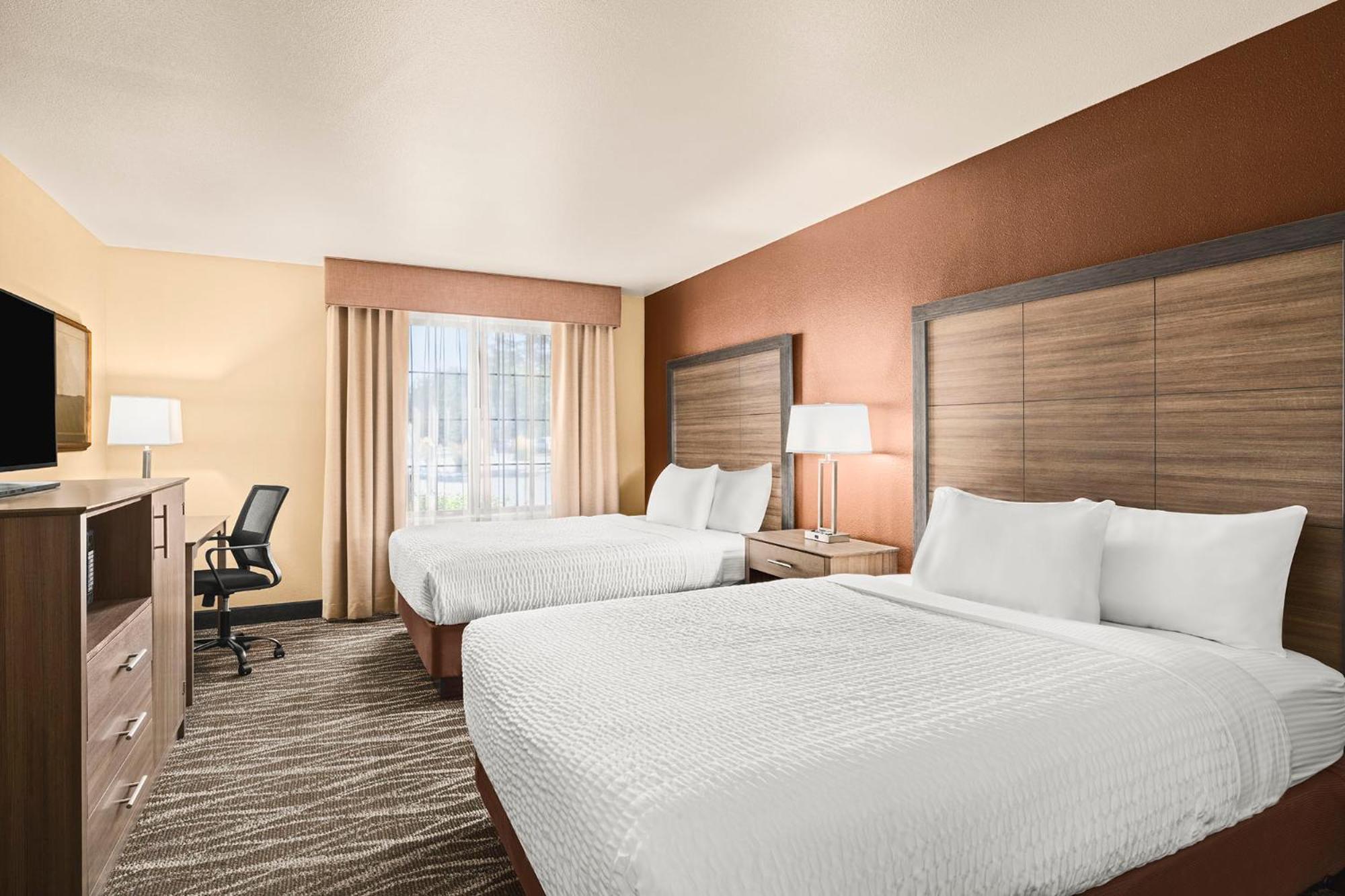 Queen Room with Two Queen Beds - Photo 4