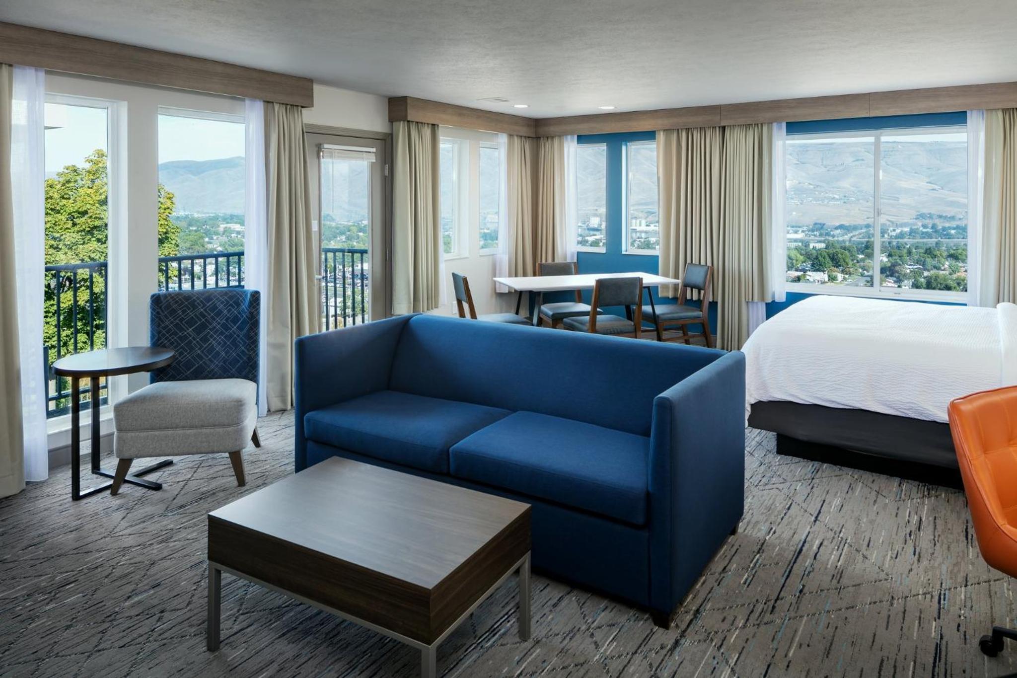 King Suite with Balcony - Photo 3