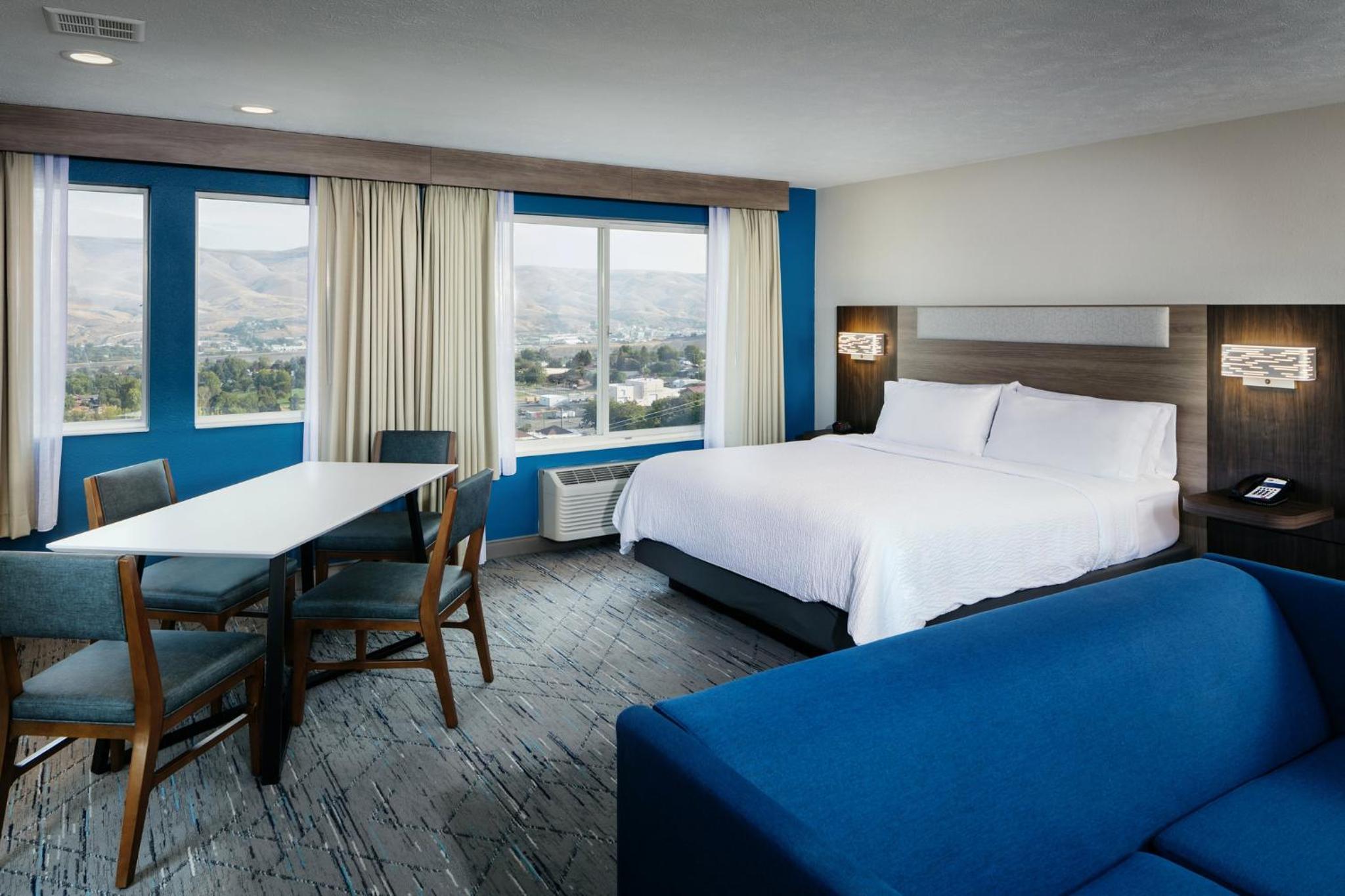 King Suite with Balcony - Photo 1
