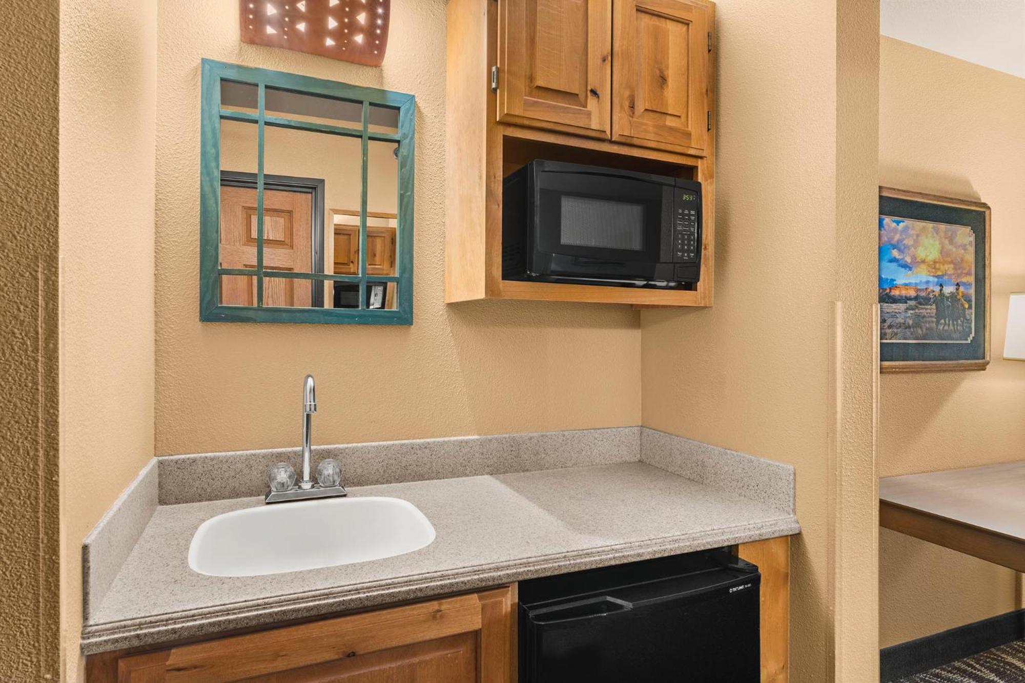 Queen Suite - Photo 2