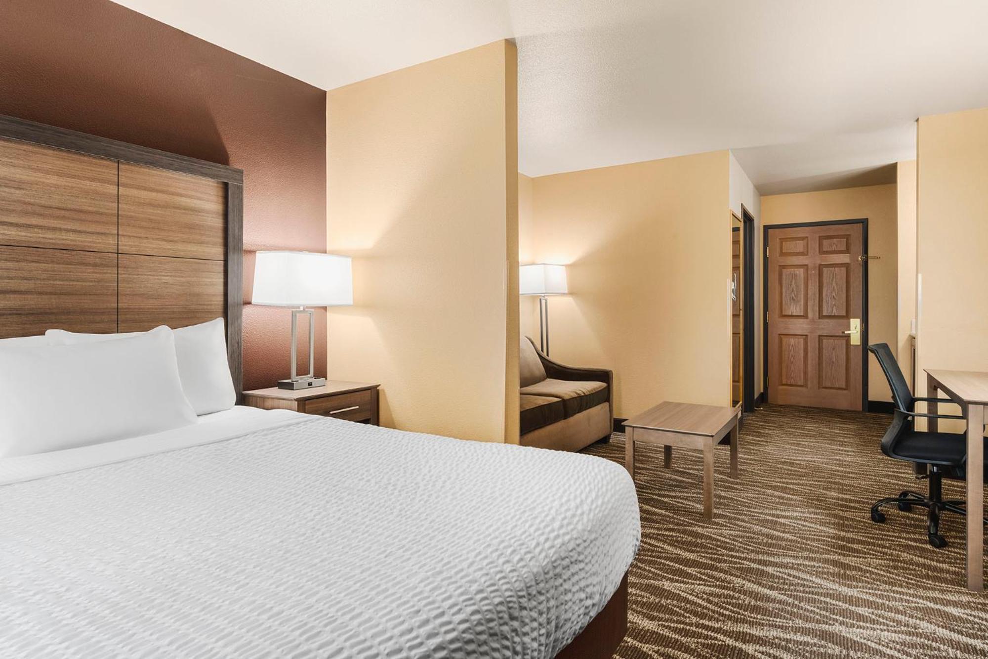 Queen Suite - Photo 1