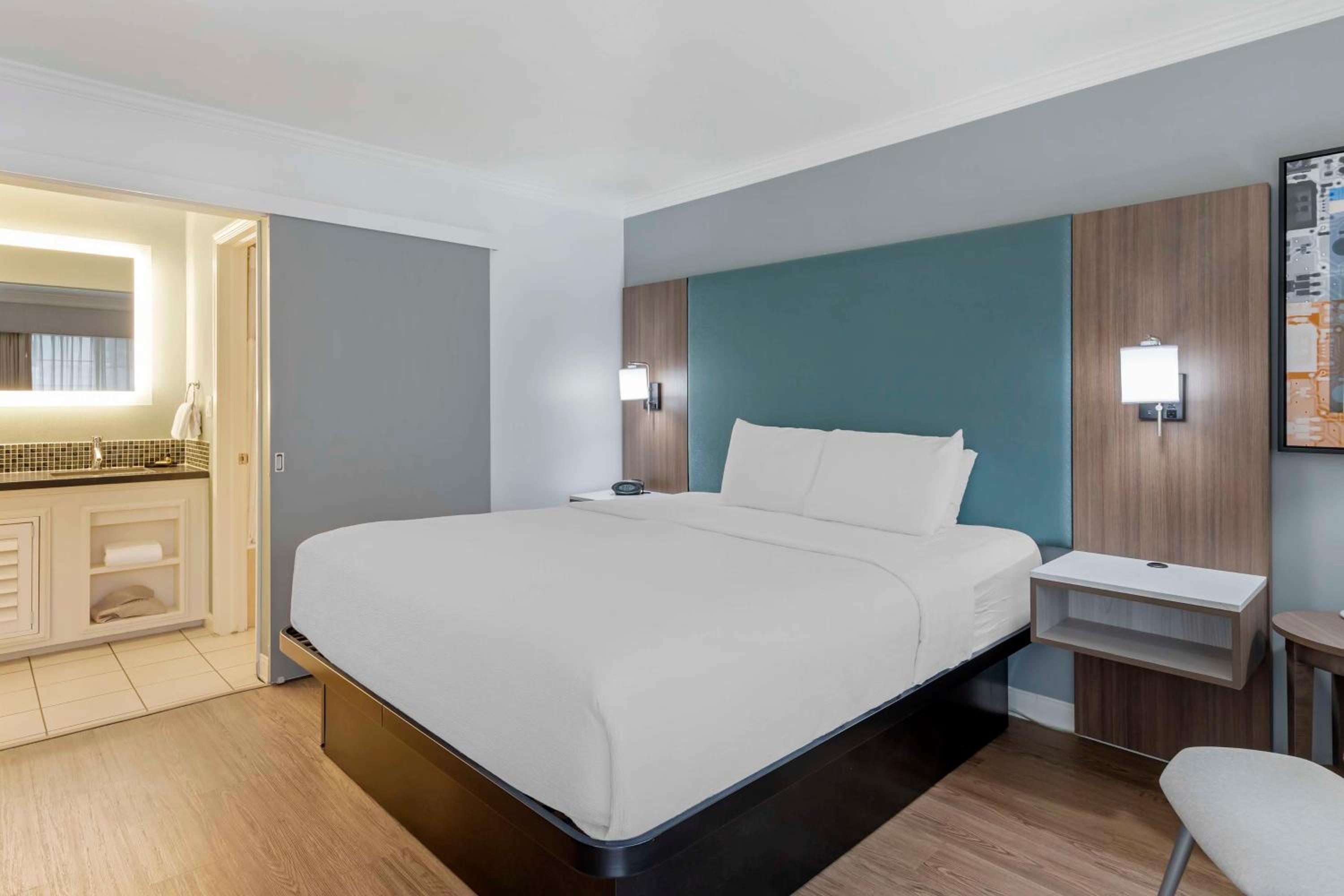 King Room - Non-Smoking - Photo 1