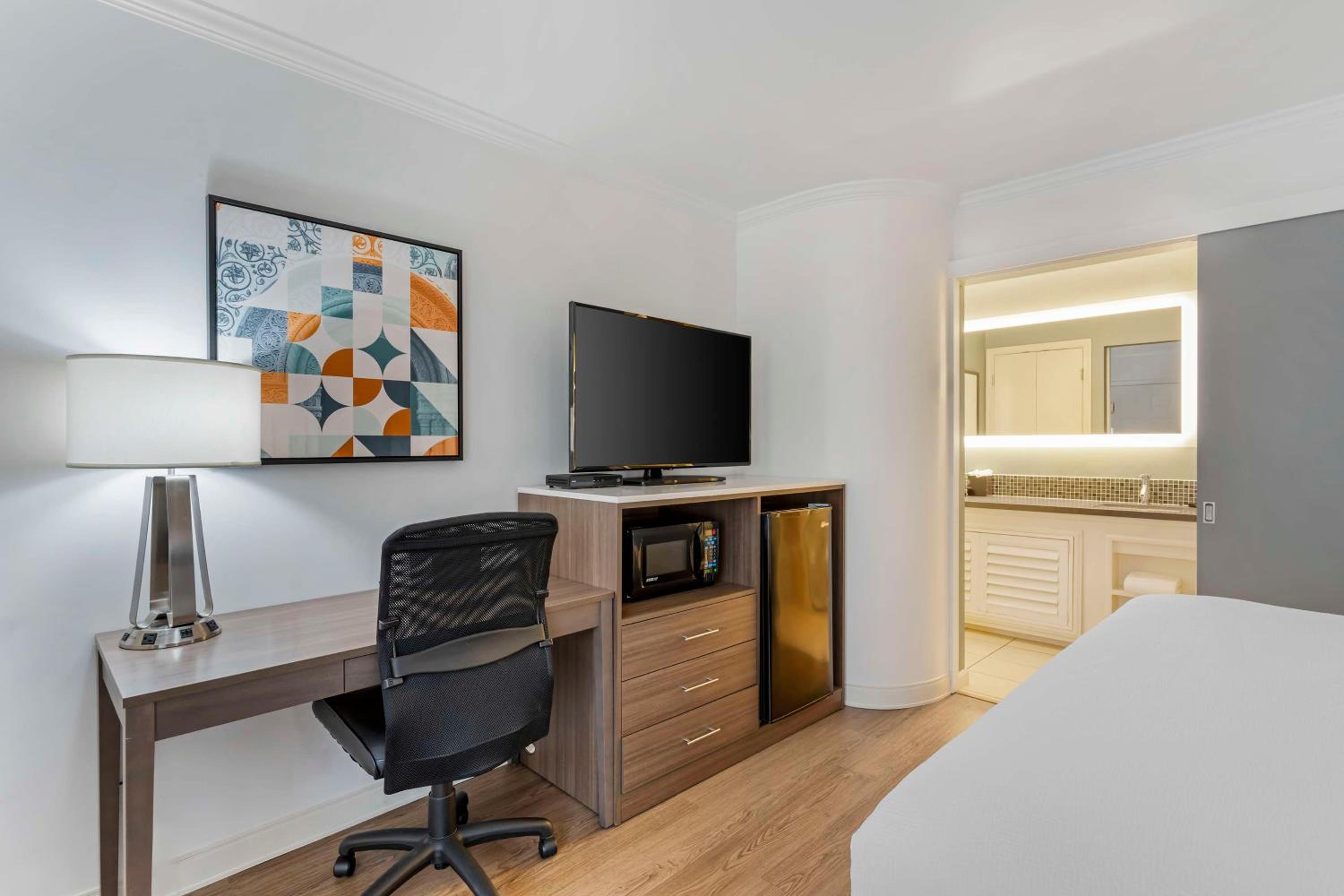 King Room - Non-Smoking - Photo 3