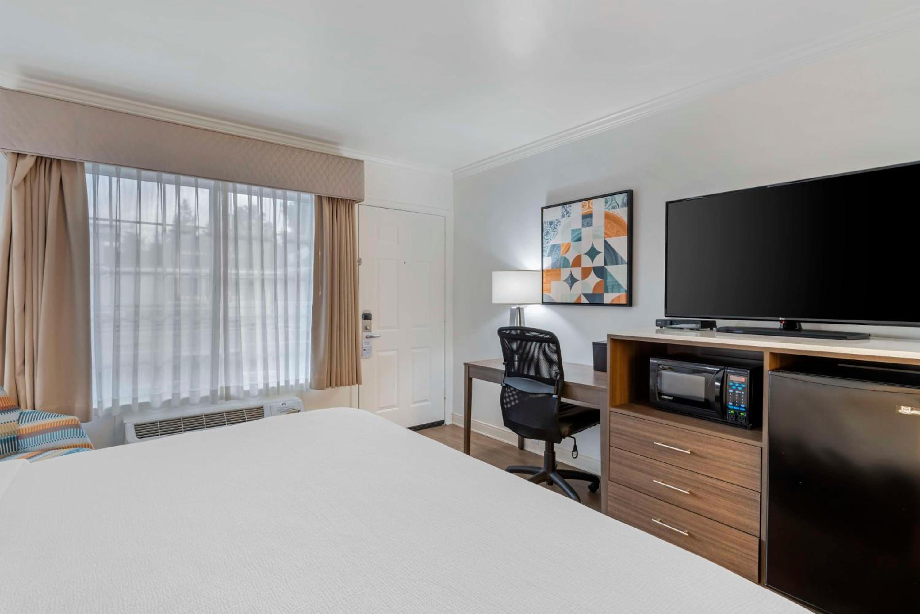 King Room - Non-Smoking - Photo 2