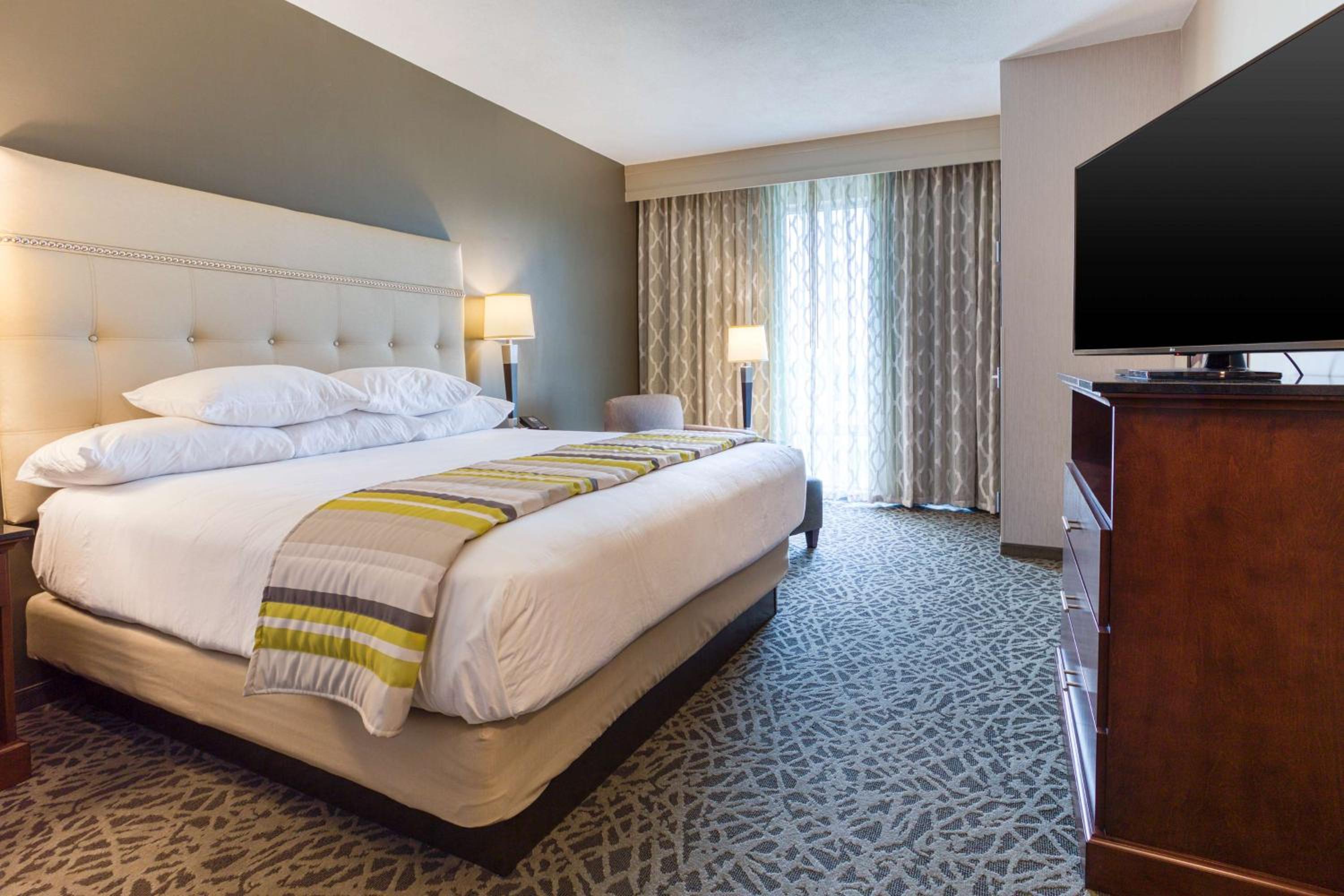 King Suite with Sofa Bed - Hearing Accessible