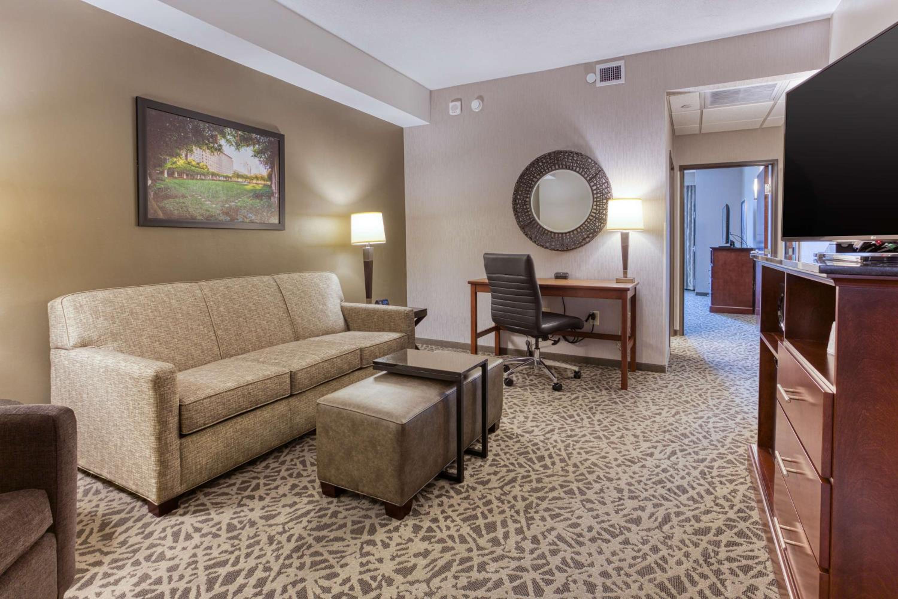 Superior Queen Suite with Sofa Bed - Hearing Accessible, Tub photo 3