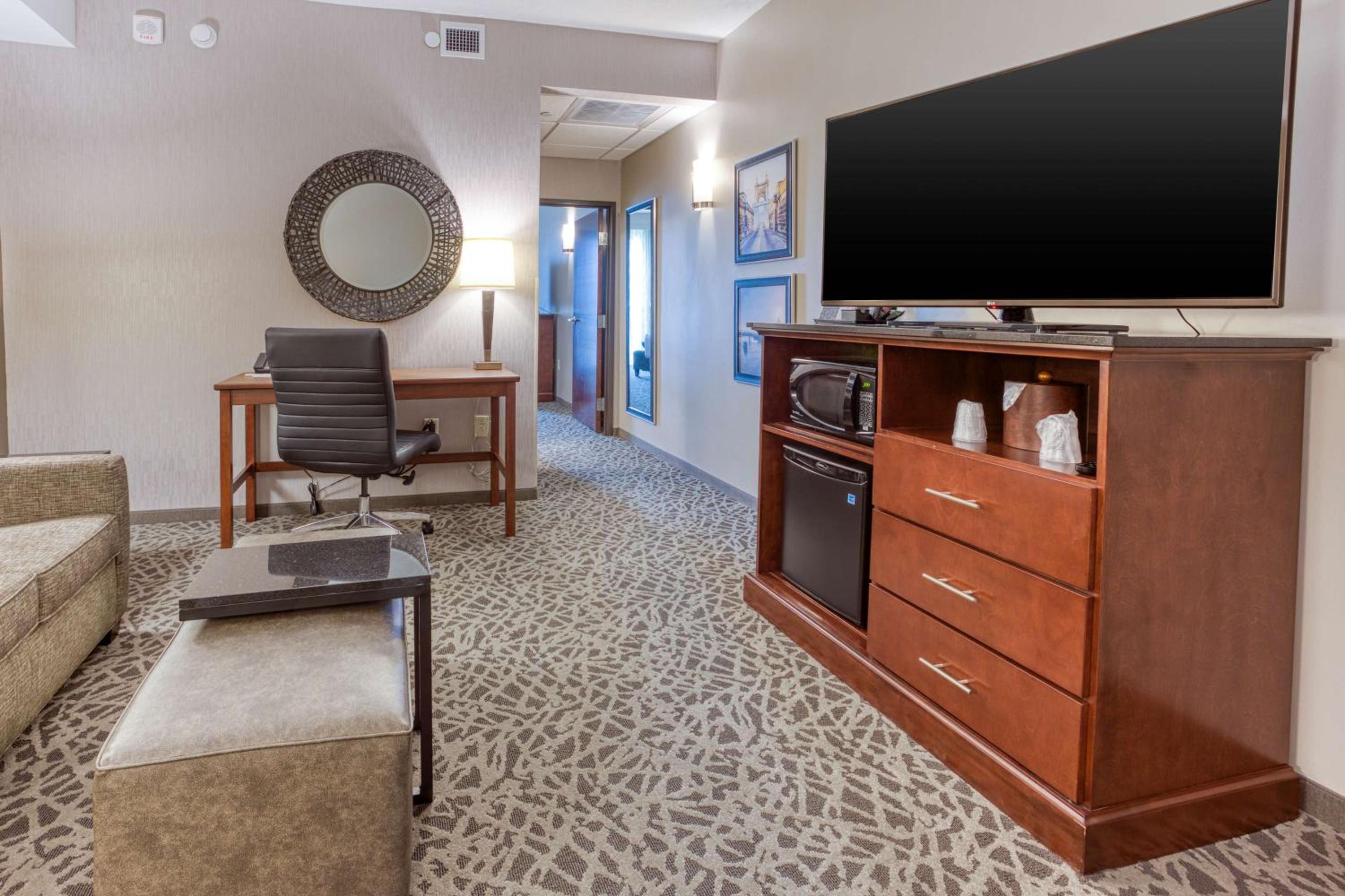 Superior Queen Suite with Sofa Bed - Hearing Accessible, Tub photo 2