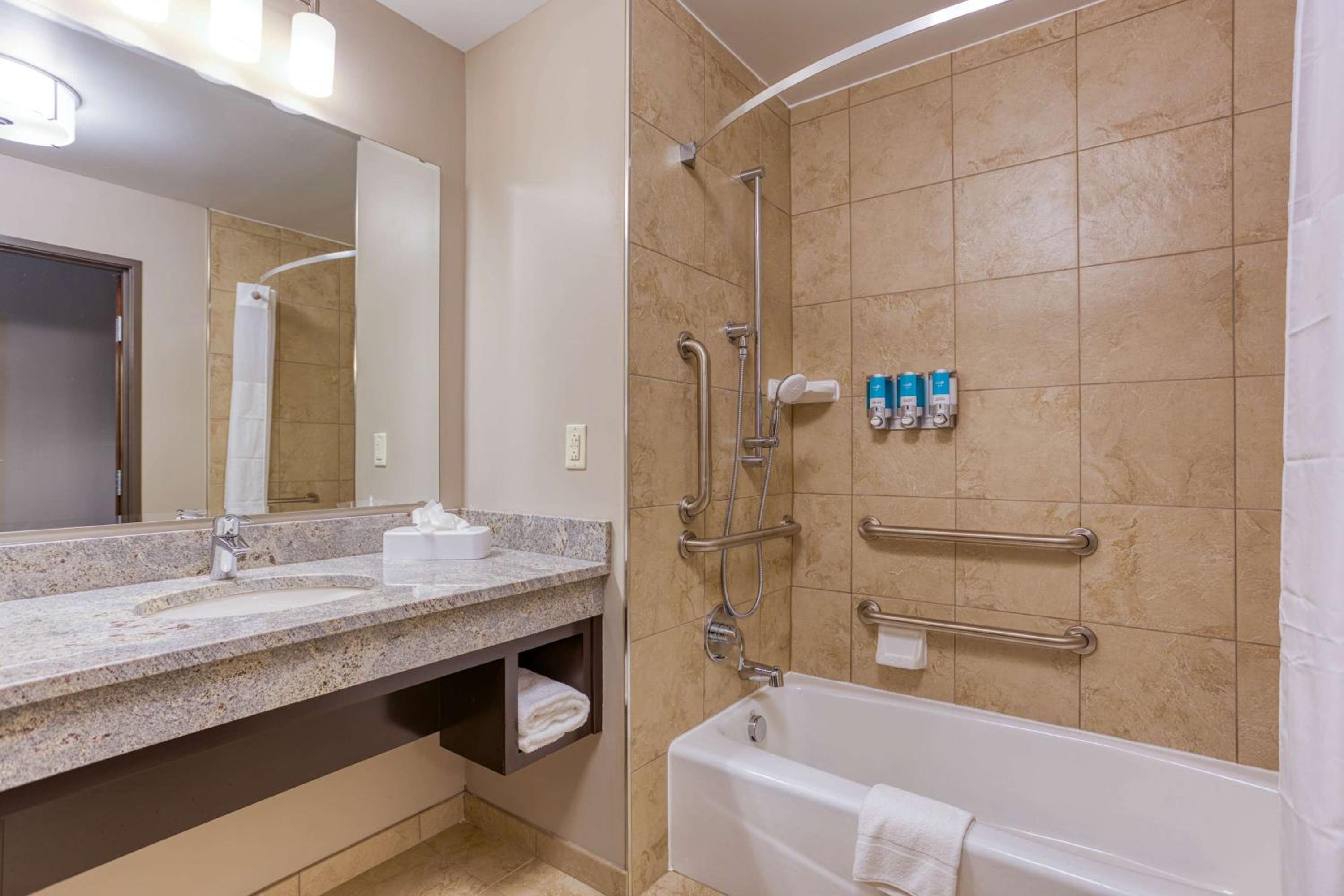 Deluxe Queen Room with Two Queen Beds - Hearing Accessible, Tub photo 3