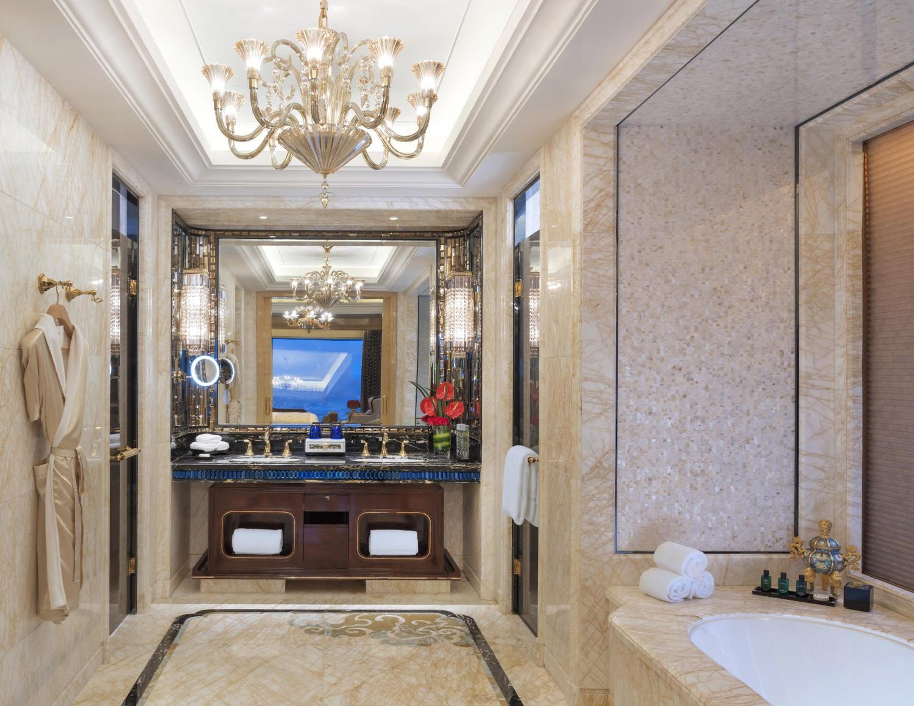 Deluxe Suite with Lake View photo 2