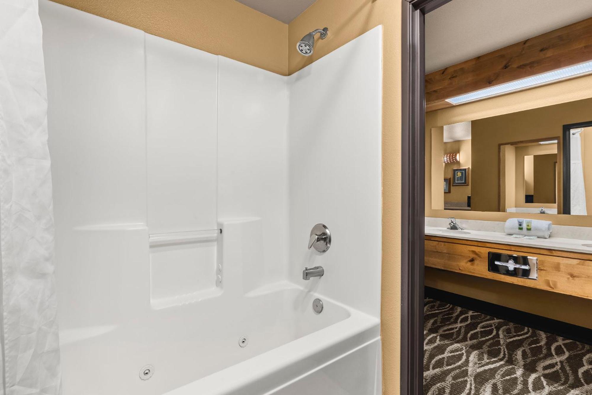 King Suite - Photo 3