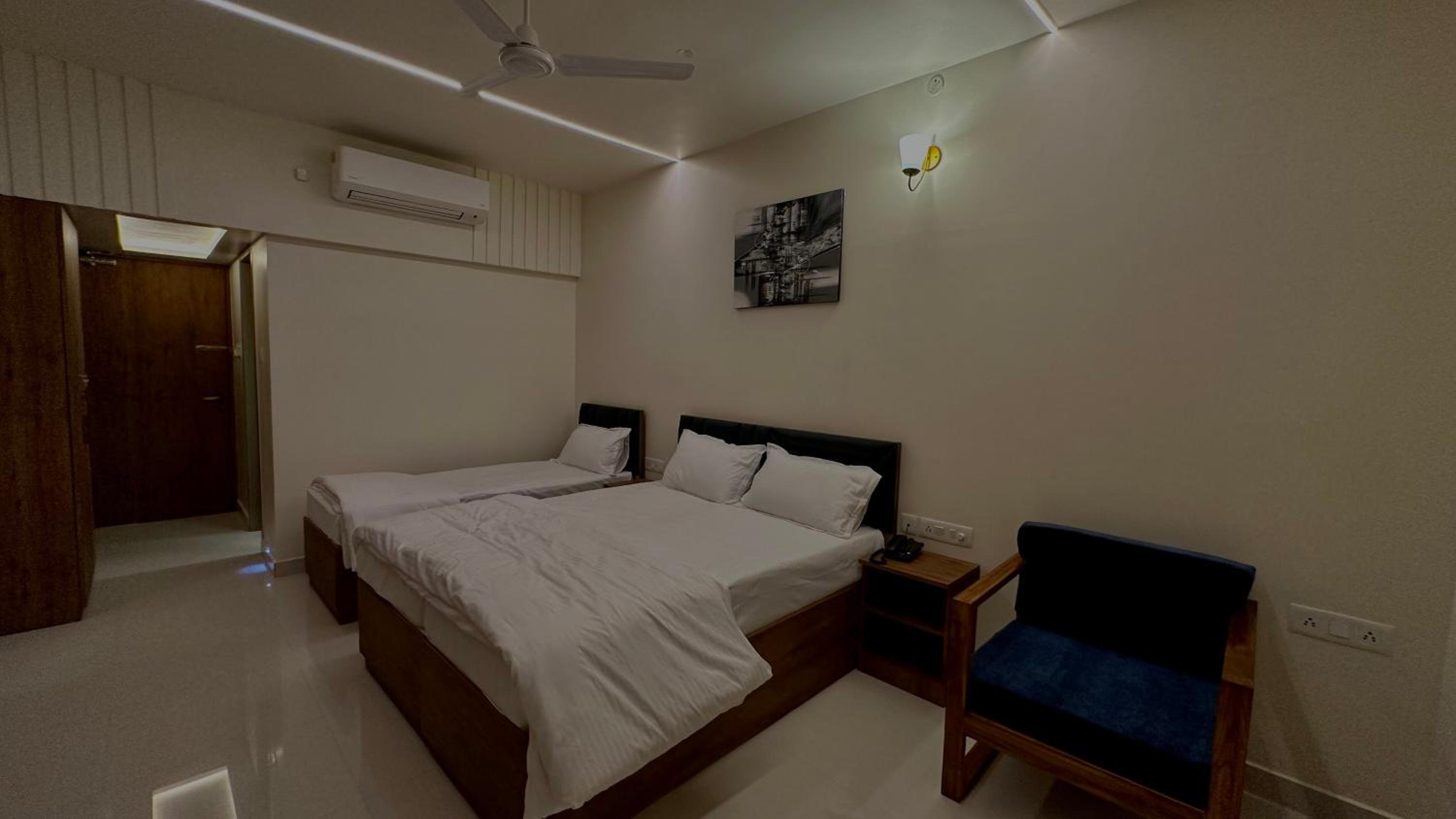 Deluxe Double Room (2 Adults + 1 Child) - Photo 2