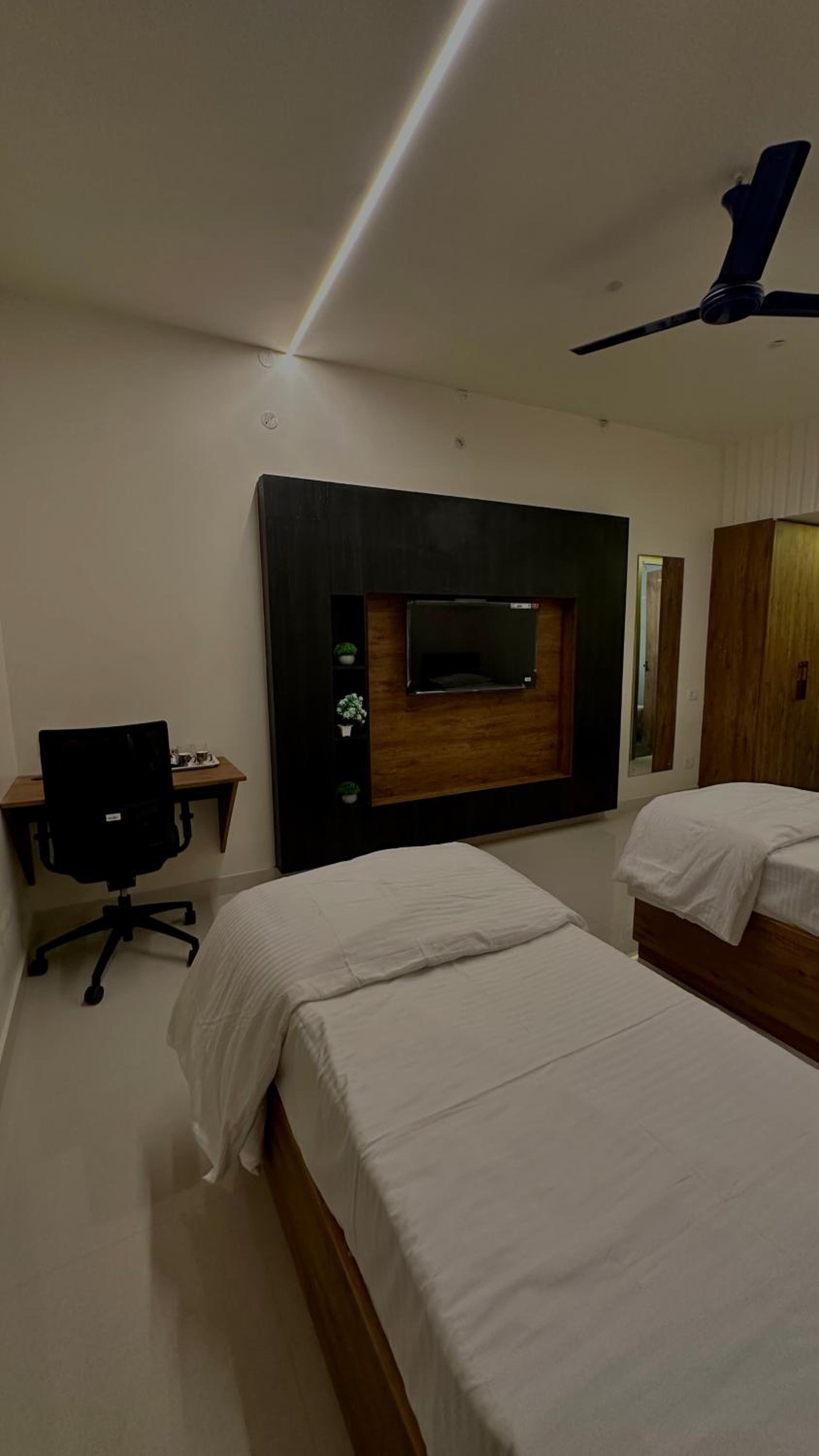 Deluxe Double Room (2 Adults + 1 Child) - Photo 14