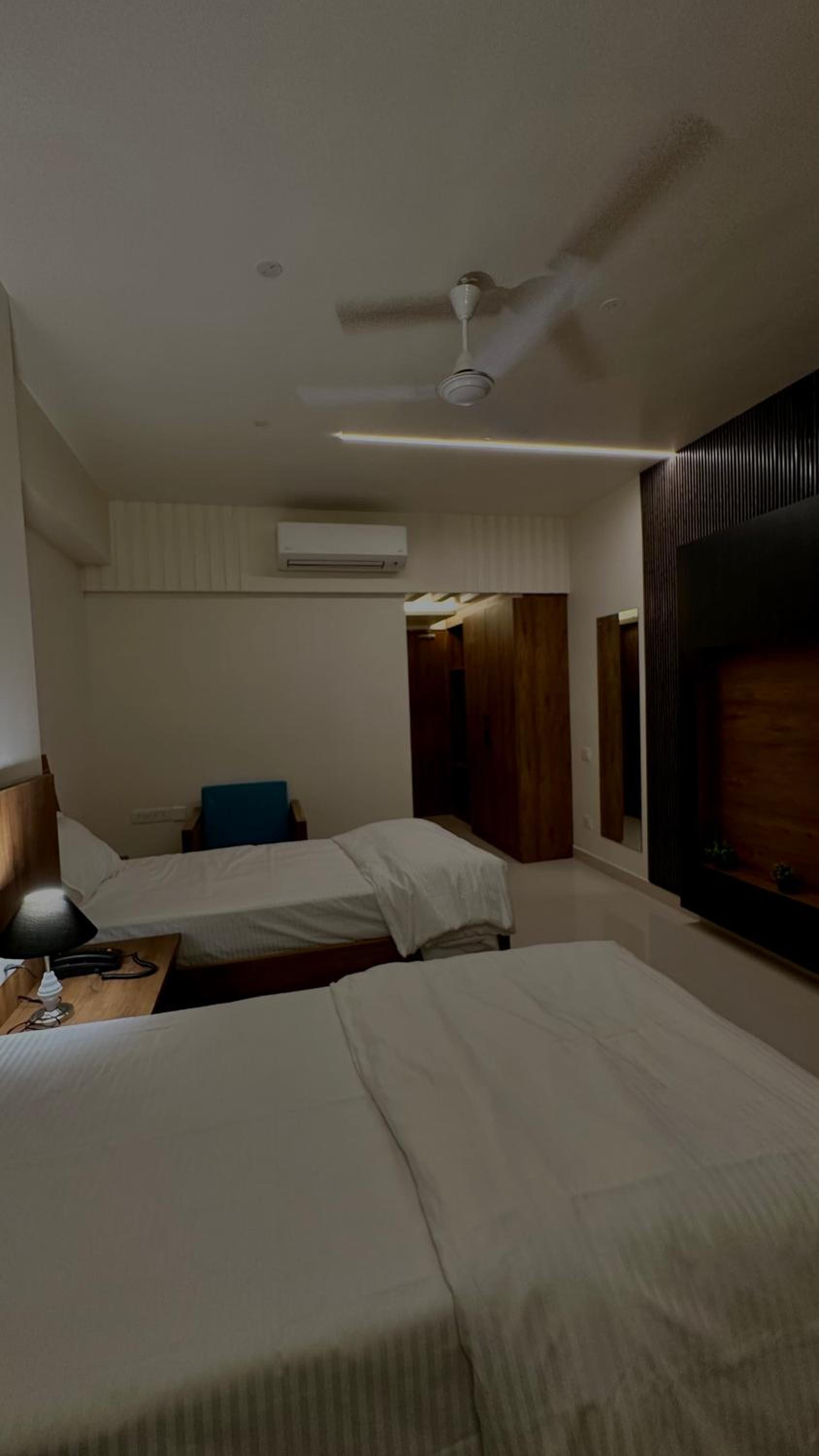 Deluxe Double Room (2 Adults + 1 Child) - Photo 13