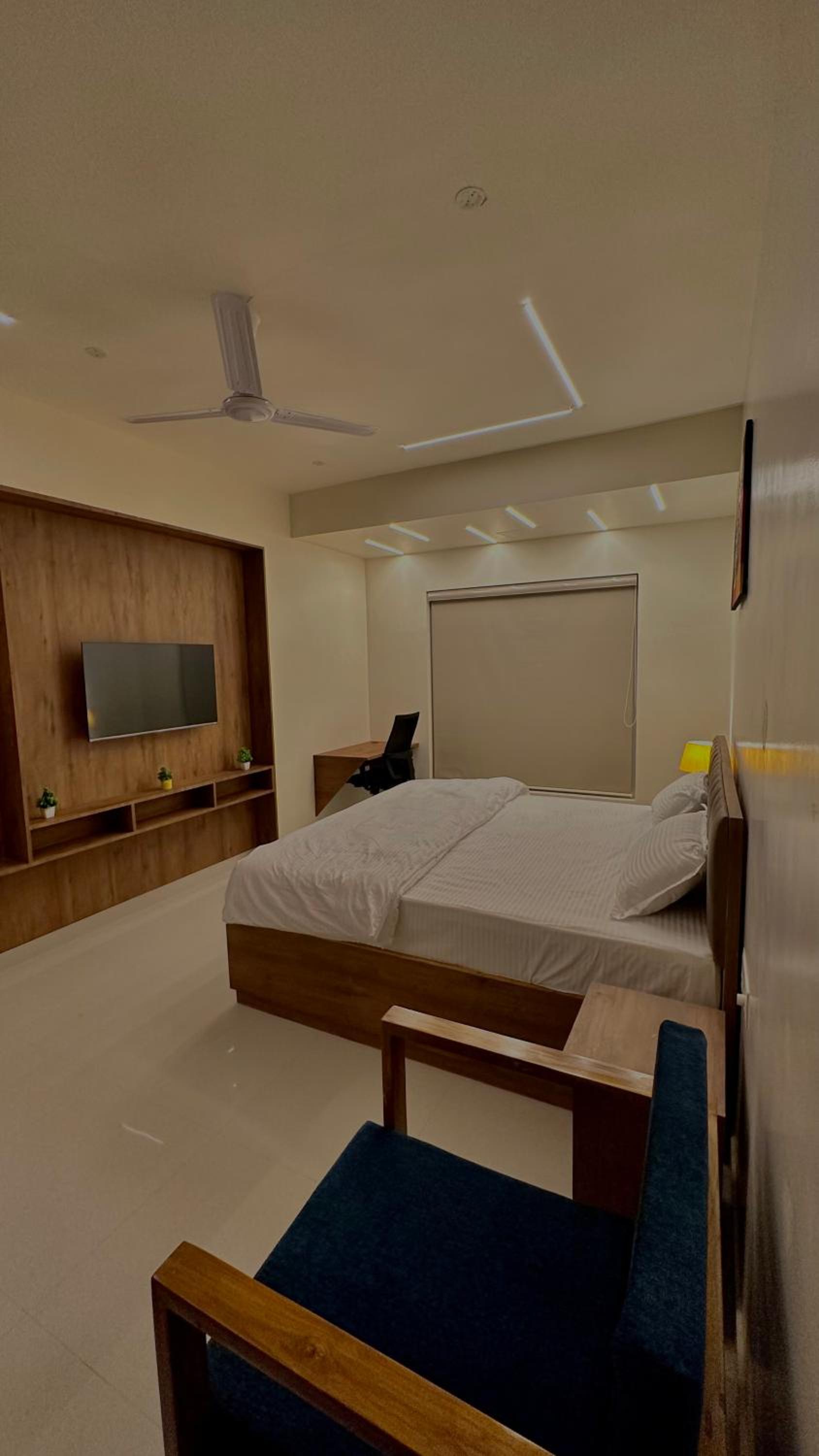 Deluxe Double Room (2 Adults + 1 Child) - Photo 11