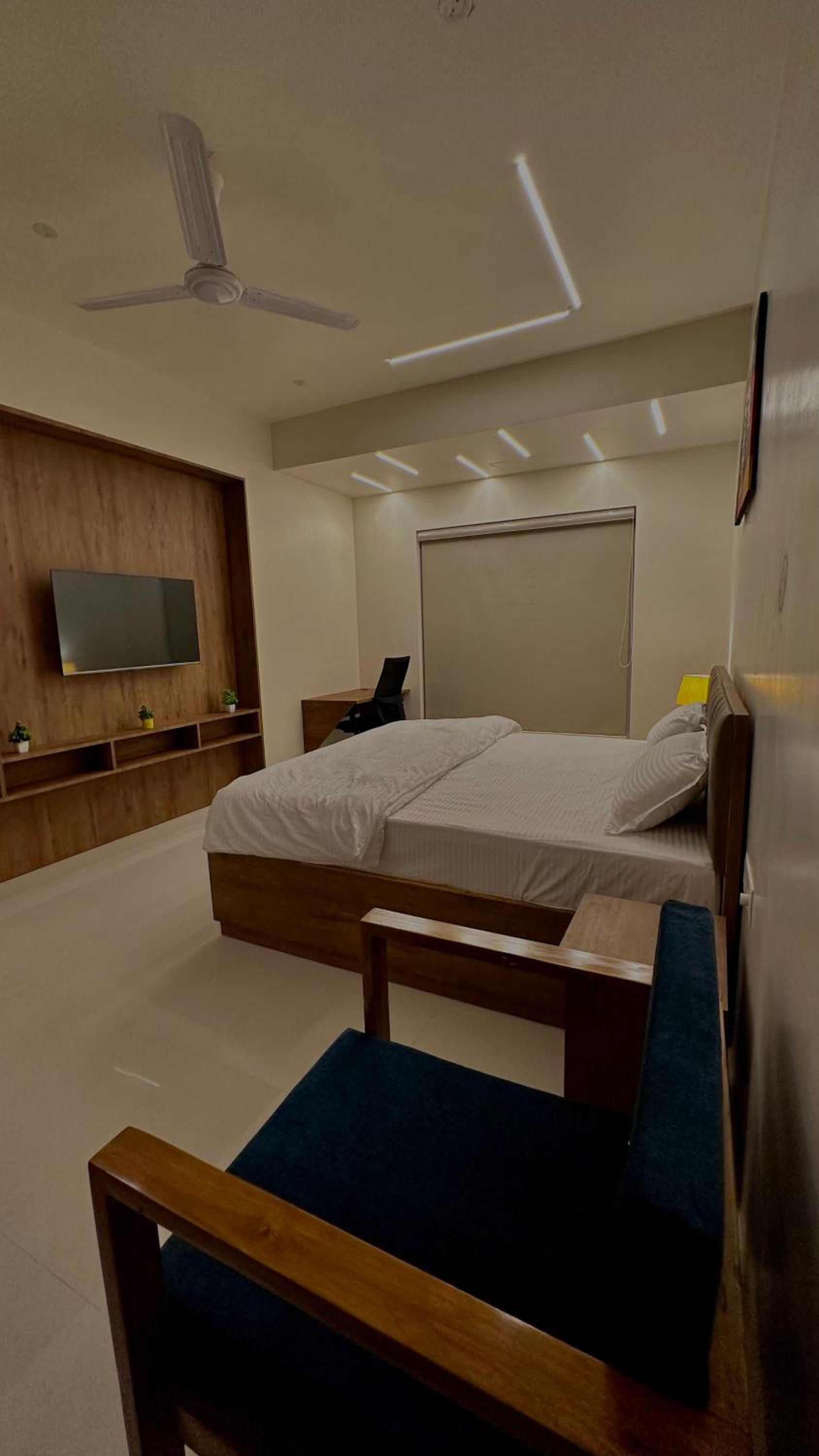 Deluxe Double Room (2 Adults + 1 Child) - Photo 9