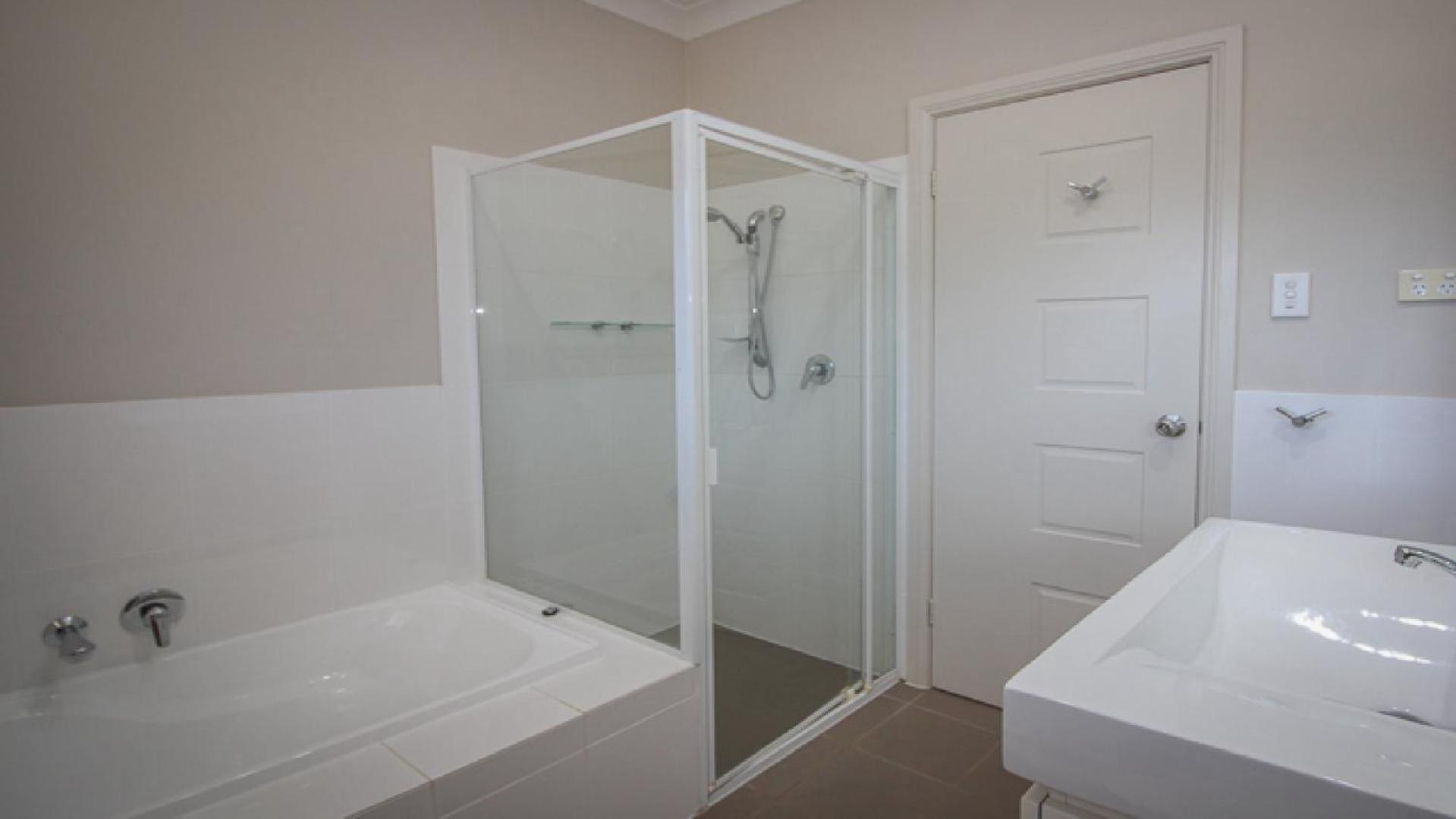 Four-Bedroom House photo 2