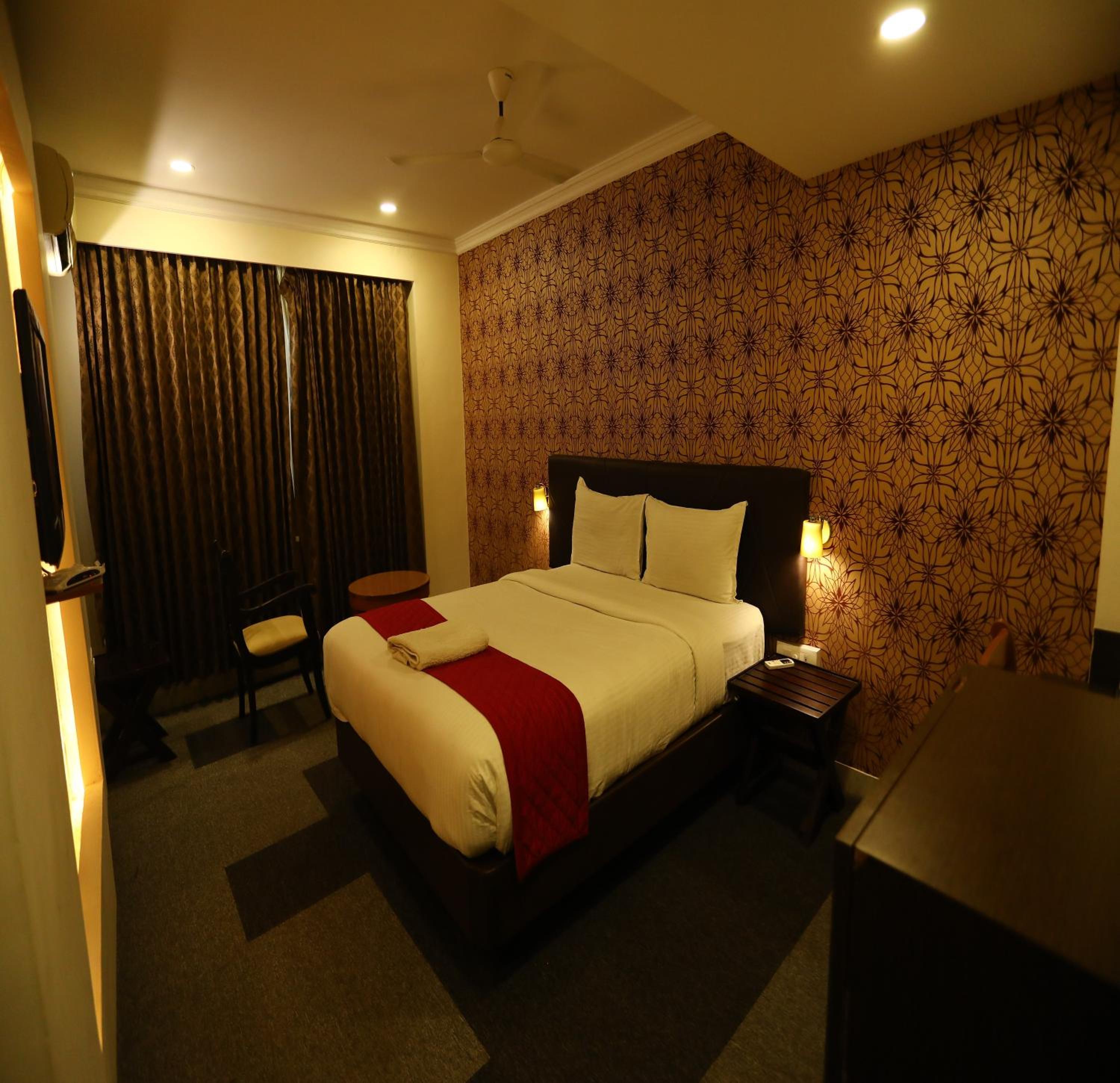 Deluxe Double Room with Balcony photo 3