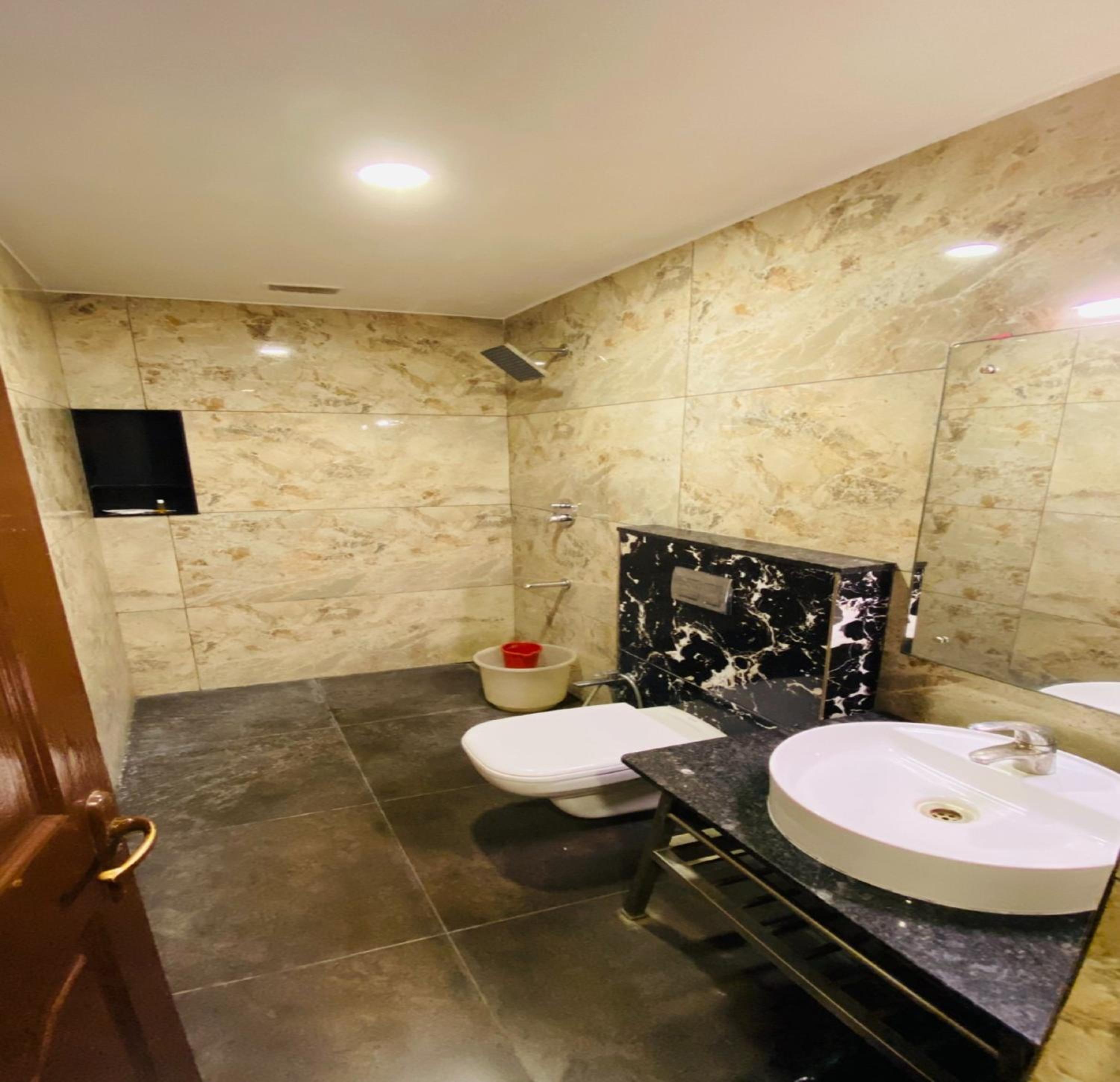 Executive Suite - Photo 3