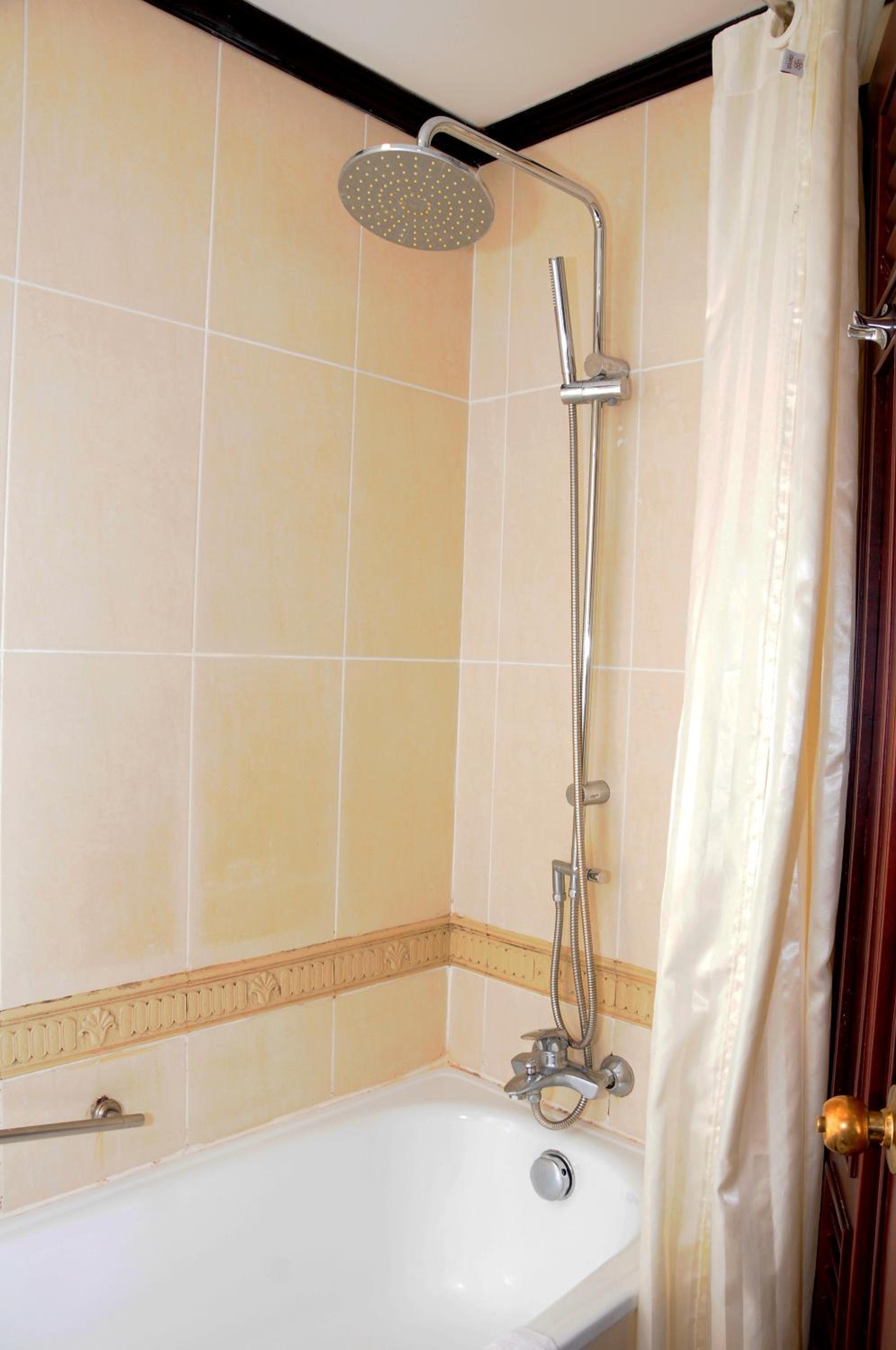 Deluxe Double Room with Balcony - Photo 7