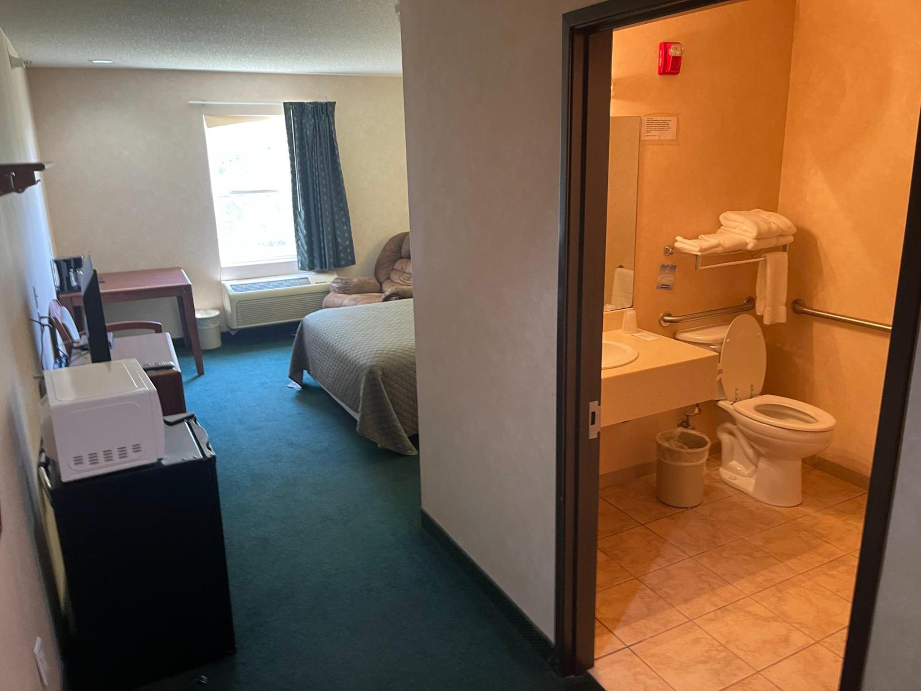 Standard Queen Room photo 3