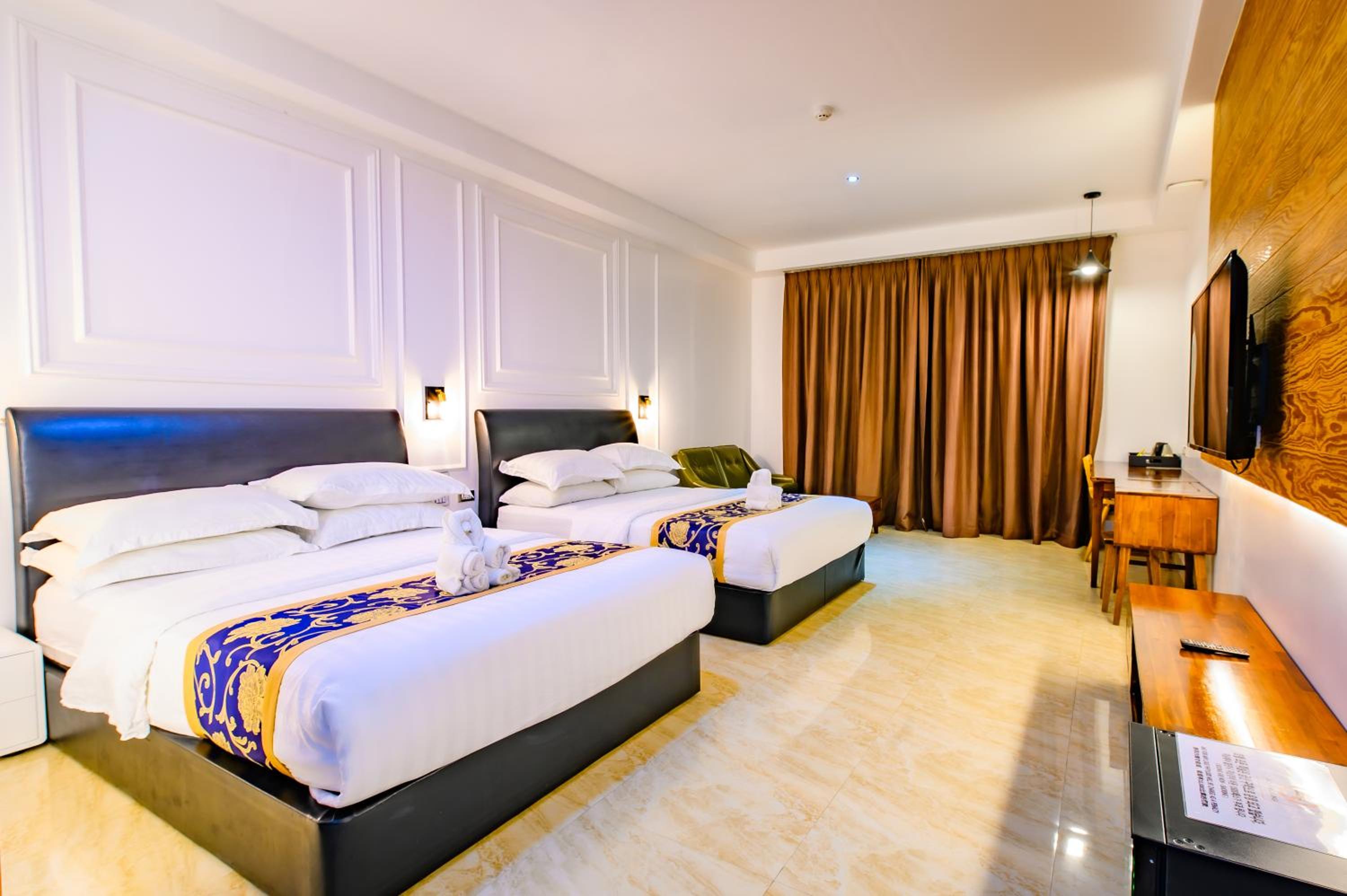 Deluxe Queen Room with Two Queen Beds - Photo 4