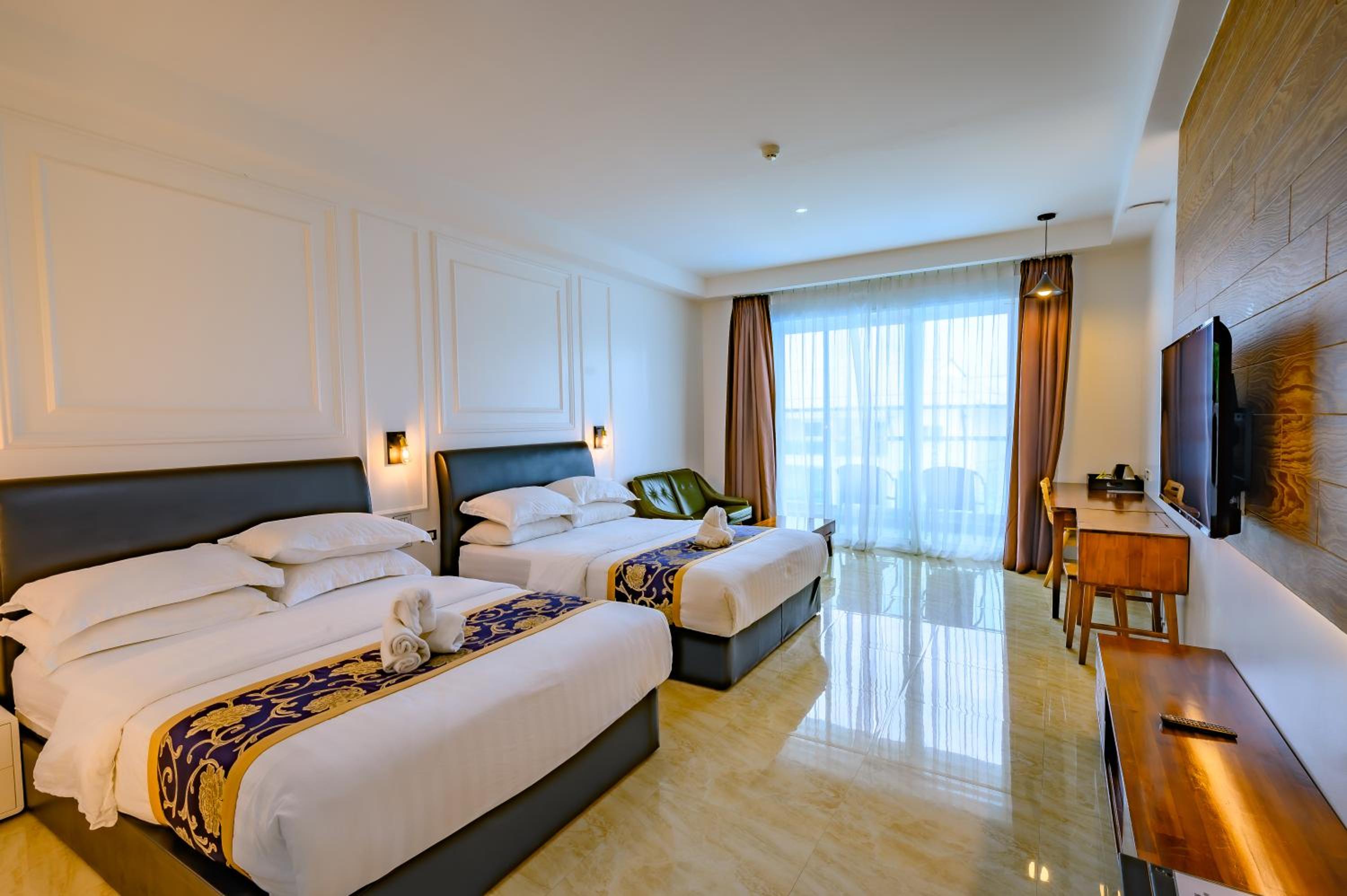 Deluxe Queen Room with Two Queen Beds - Photo 3