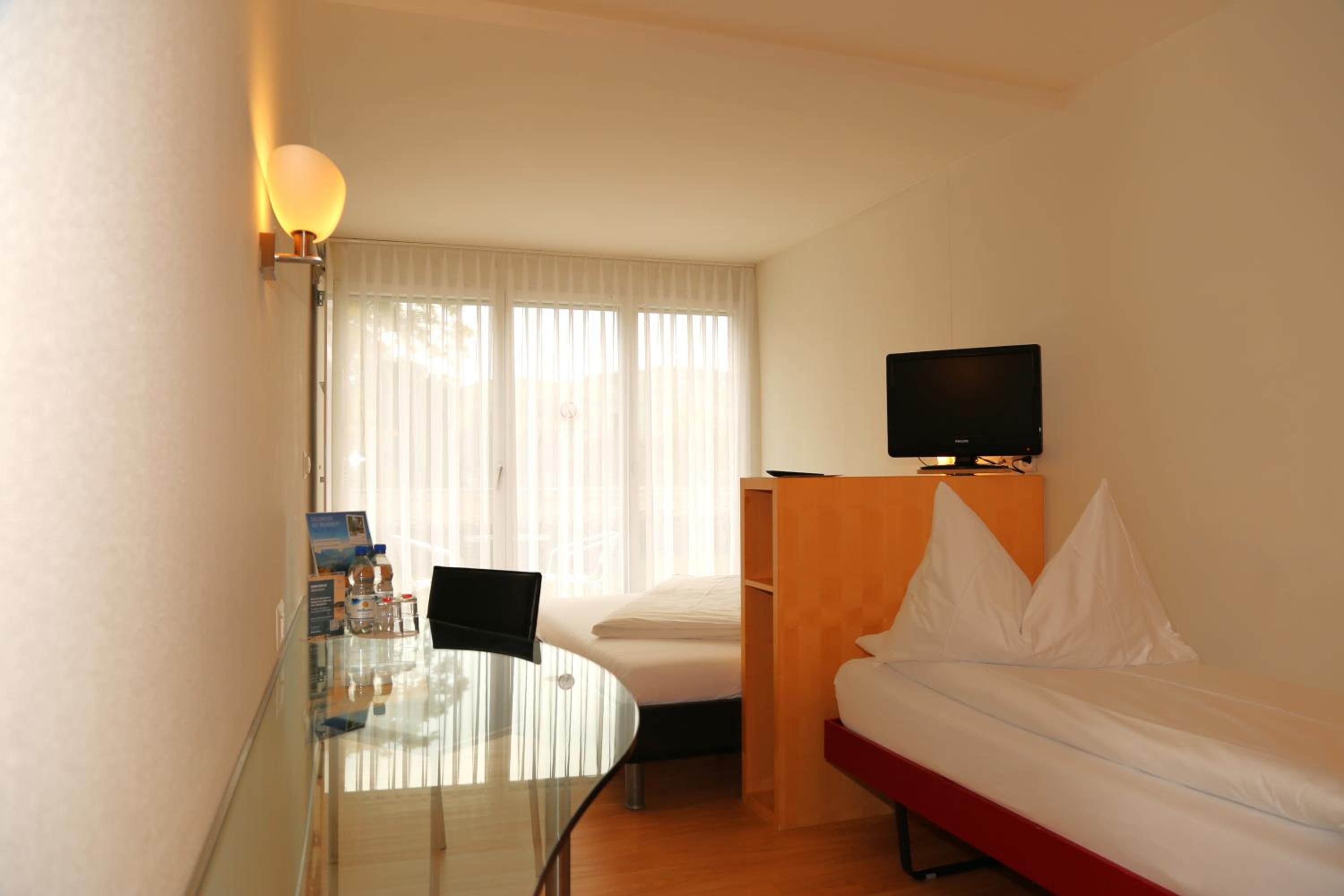 Twin Room with Lake View - Photo 5