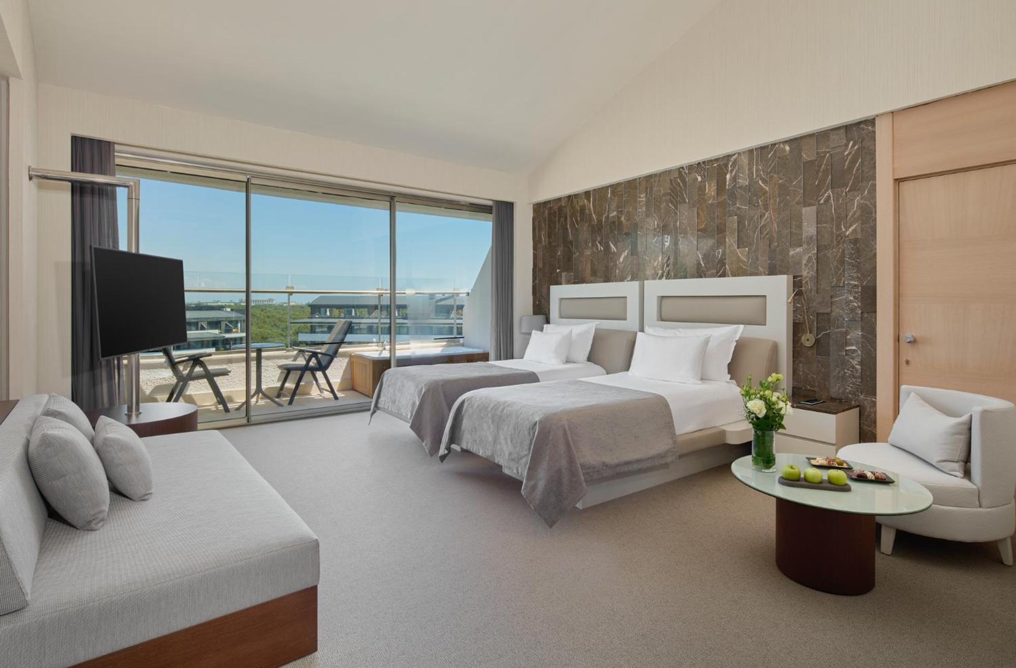 Family Suite Roof Land