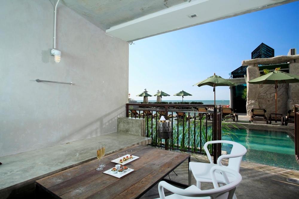 Deluxe King Room with Pool Access