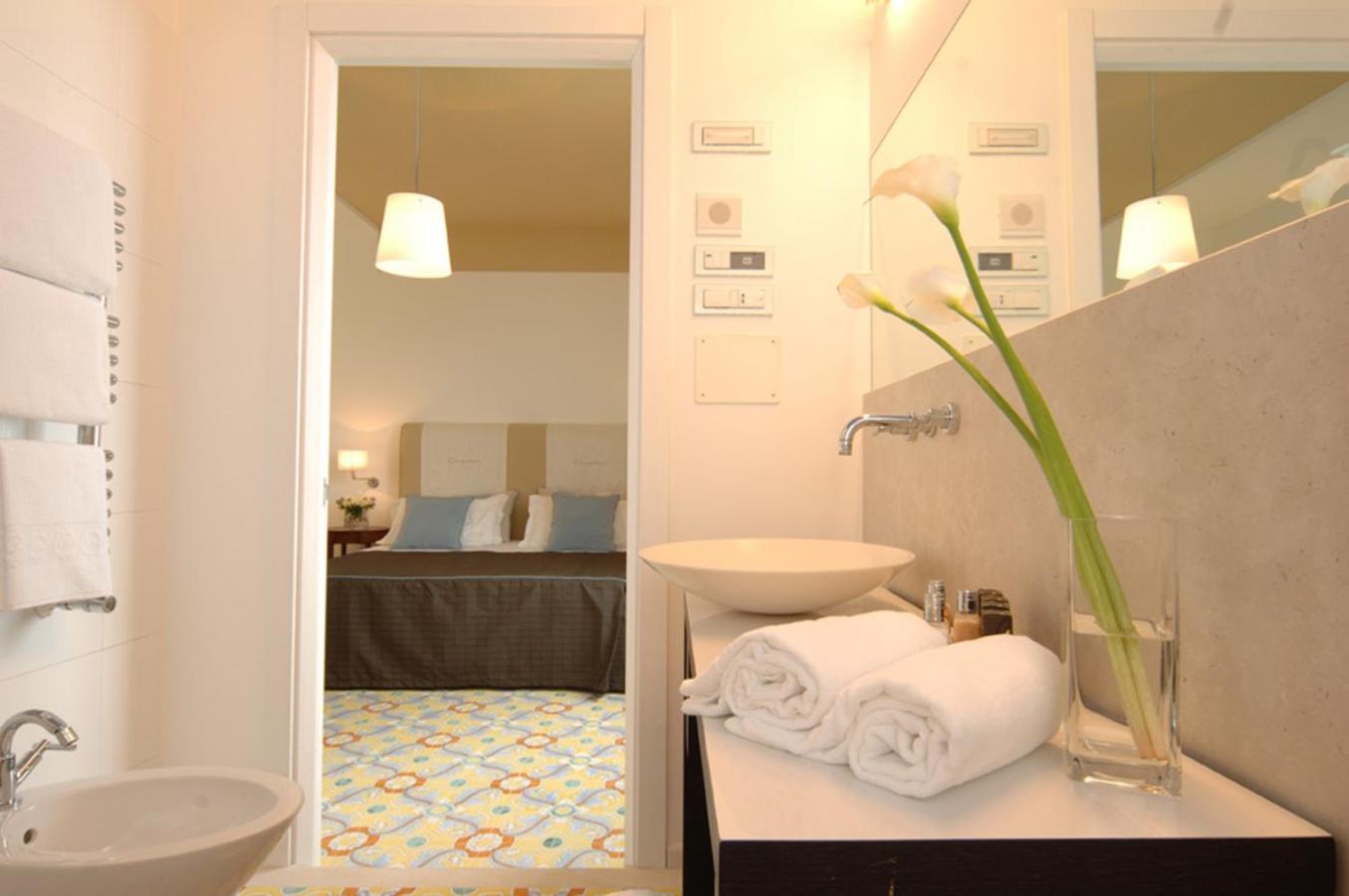 Superior Double Room with Sea View - Photo 2