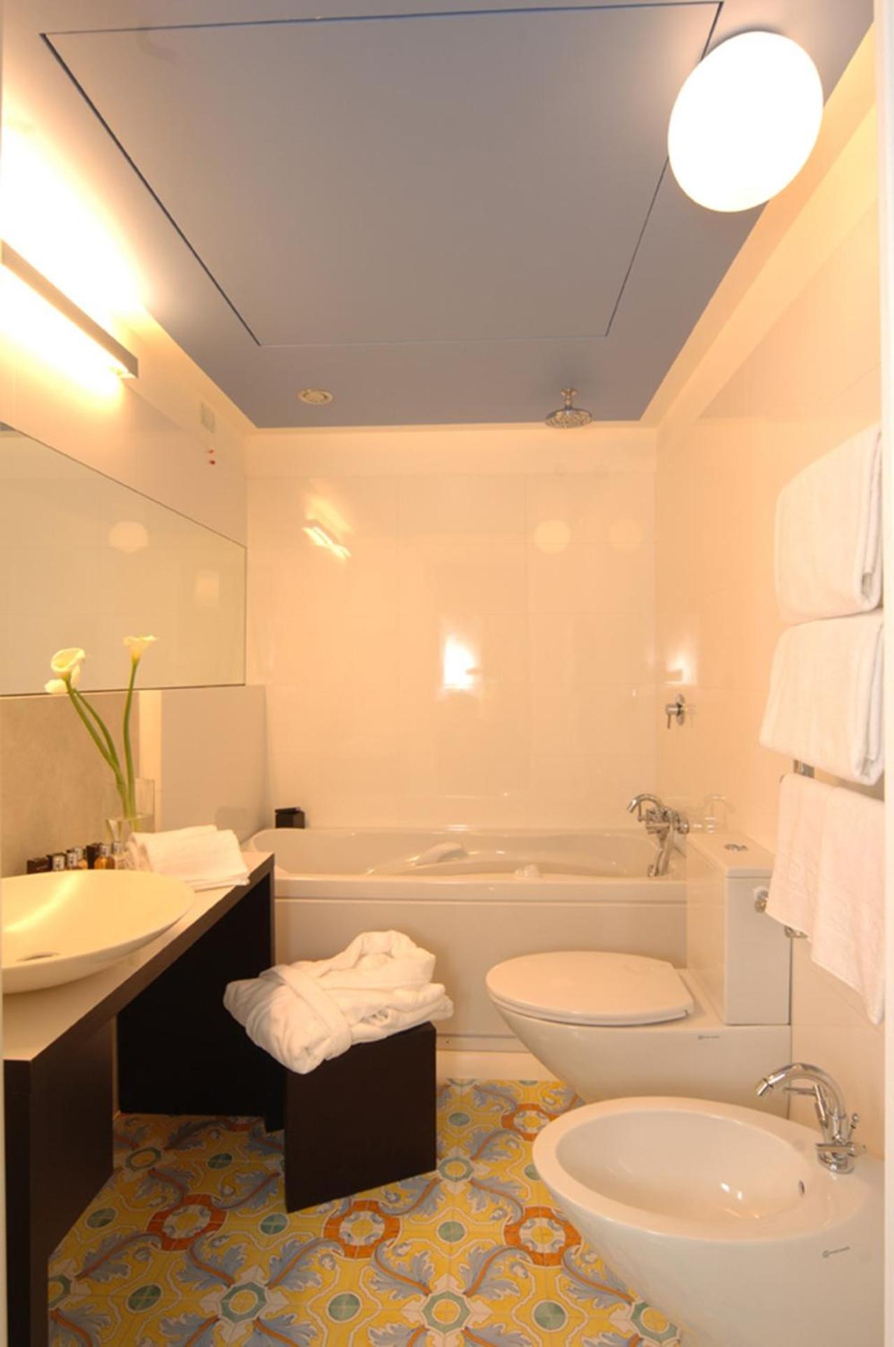 Superior Double Room with Sea View - Photo 3