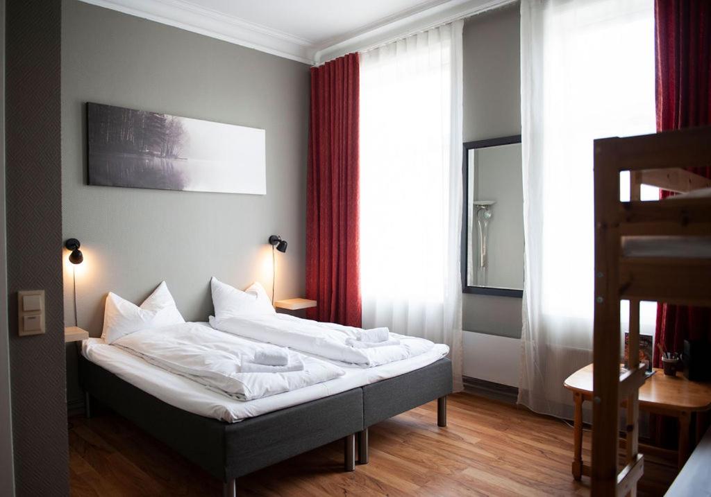 Quadruple Room thumbnail 6