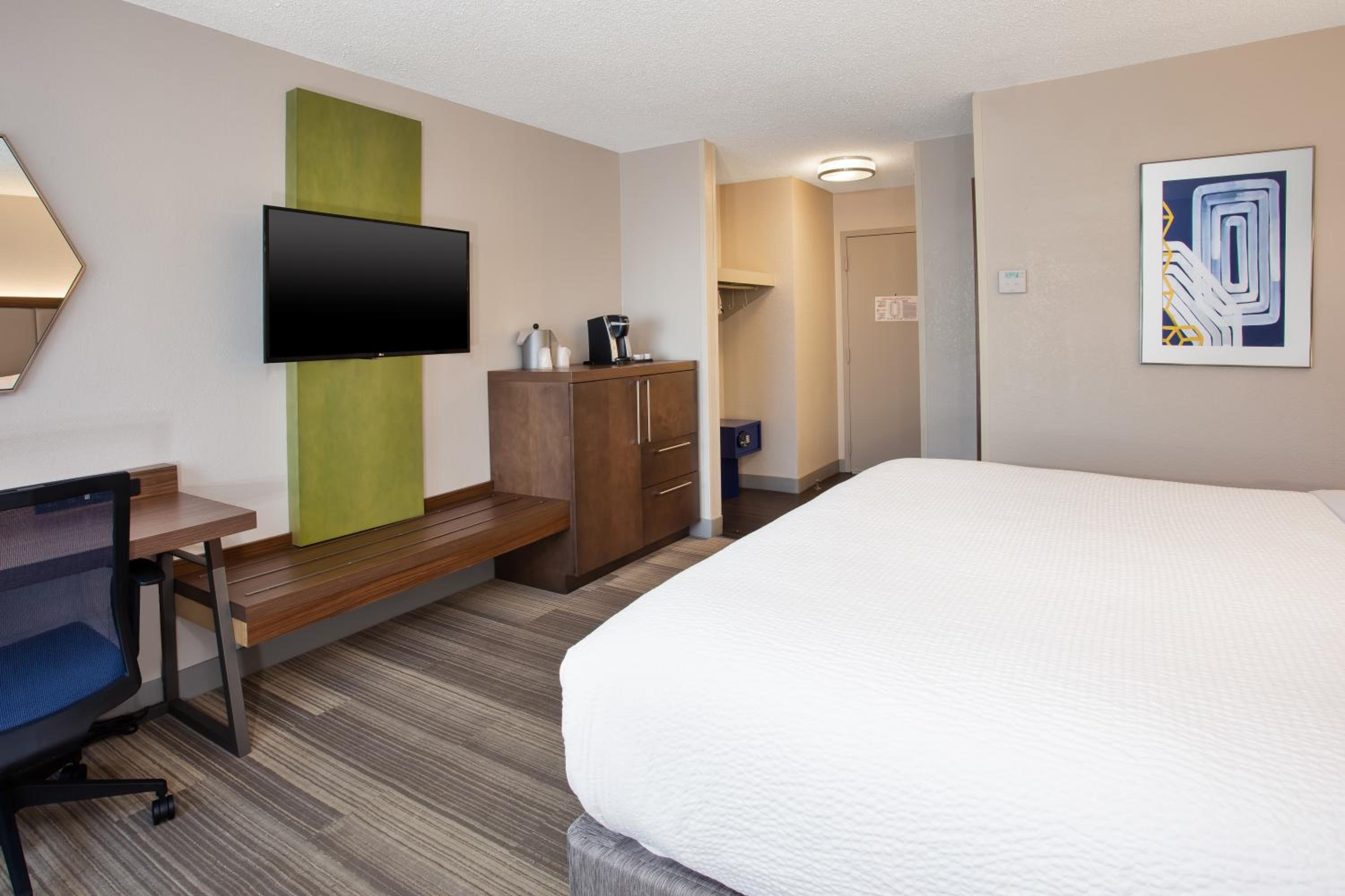King Room with Balcony - Photo 8