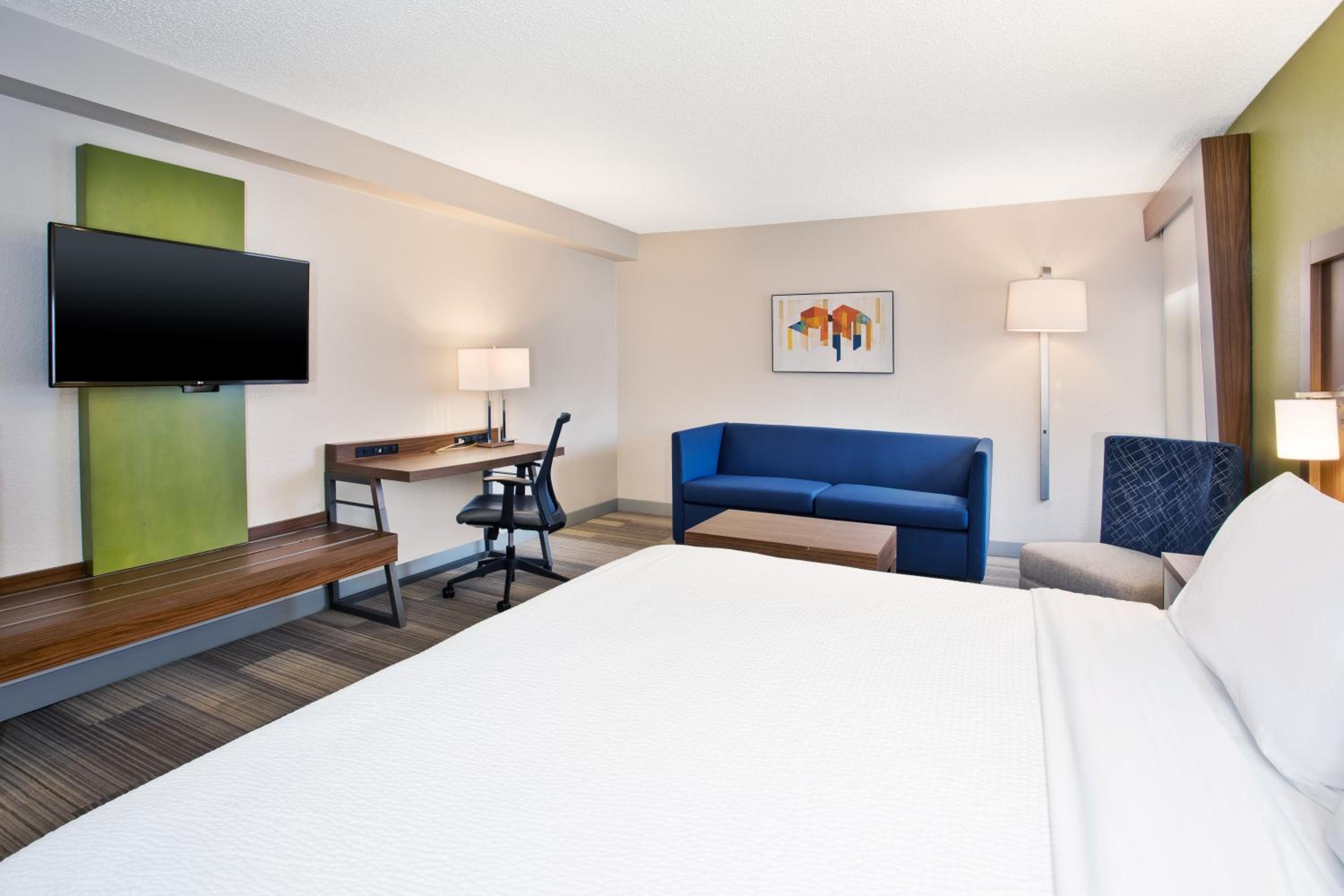 King Corner Room with Sofa Bed - Photo 10