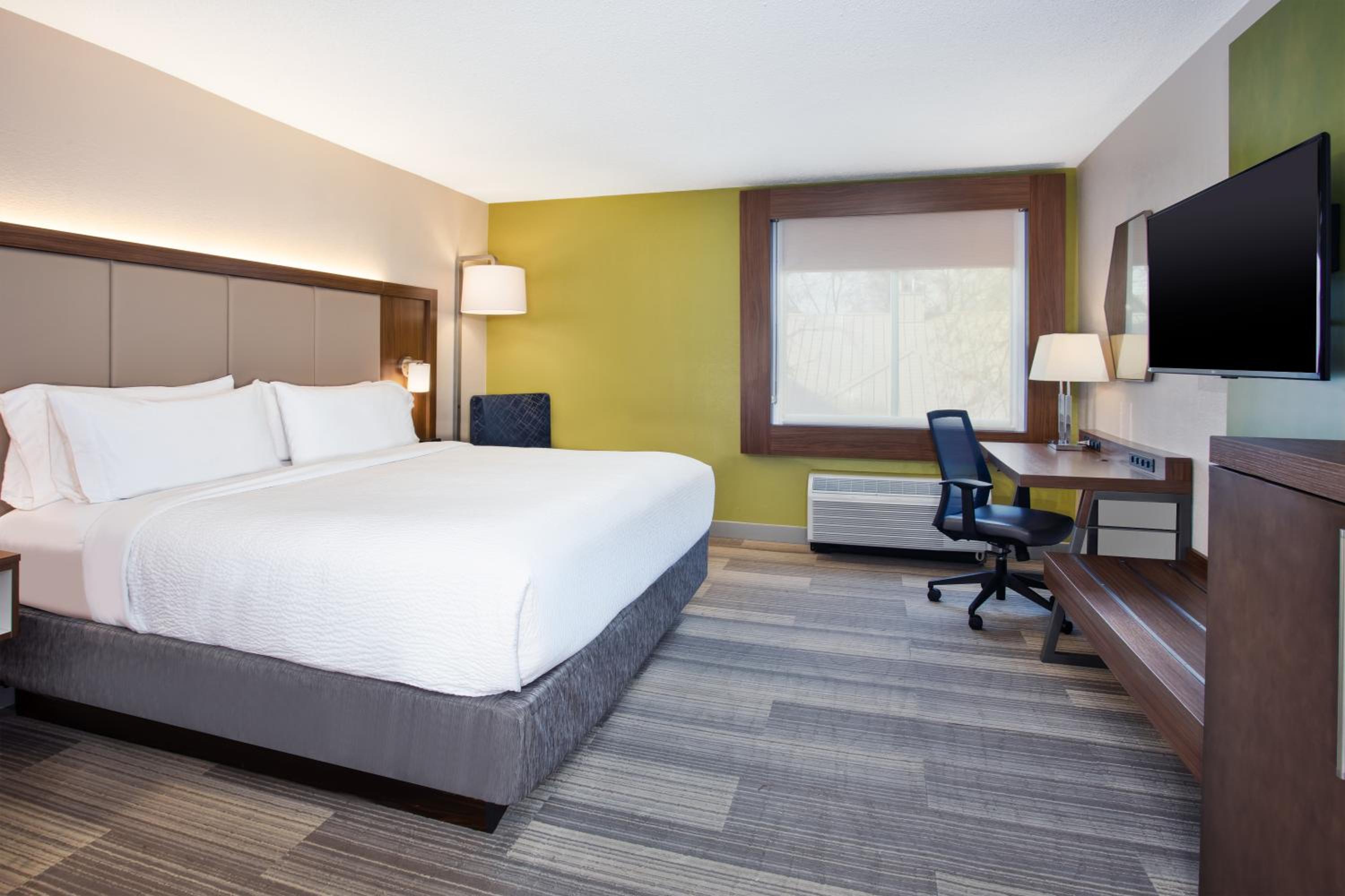 Standard King Room with Bathtub - Communication Accessible at Holiday Inn Express Nashville Airport by IHG in Nashville