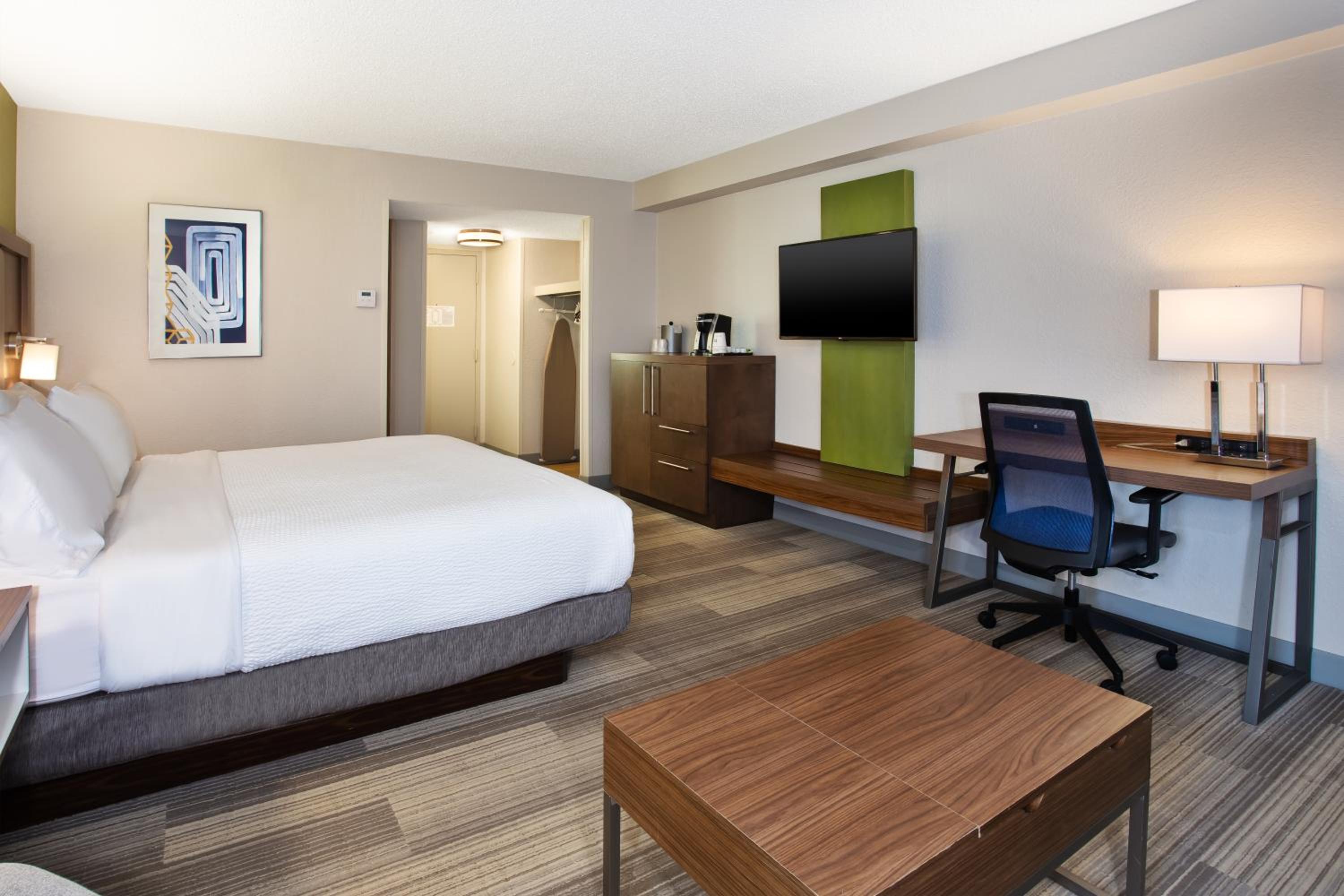 King Corner Room with Sofa Bed - Photo 9