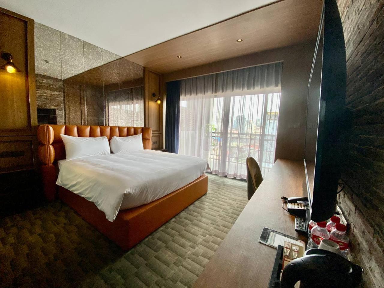Deluxe Double Room with Bath - Photo 7