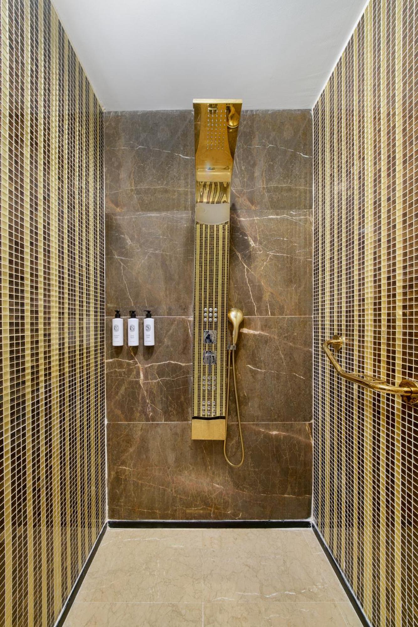 Royal Suite - Two Bedrooms thumbnail 5