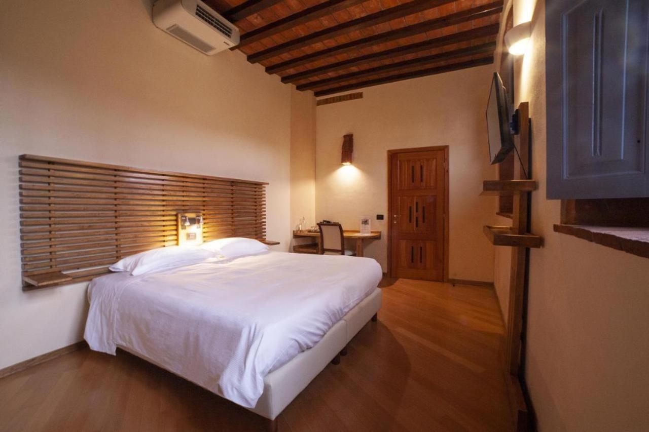 Deluxe Room - Photo 11
