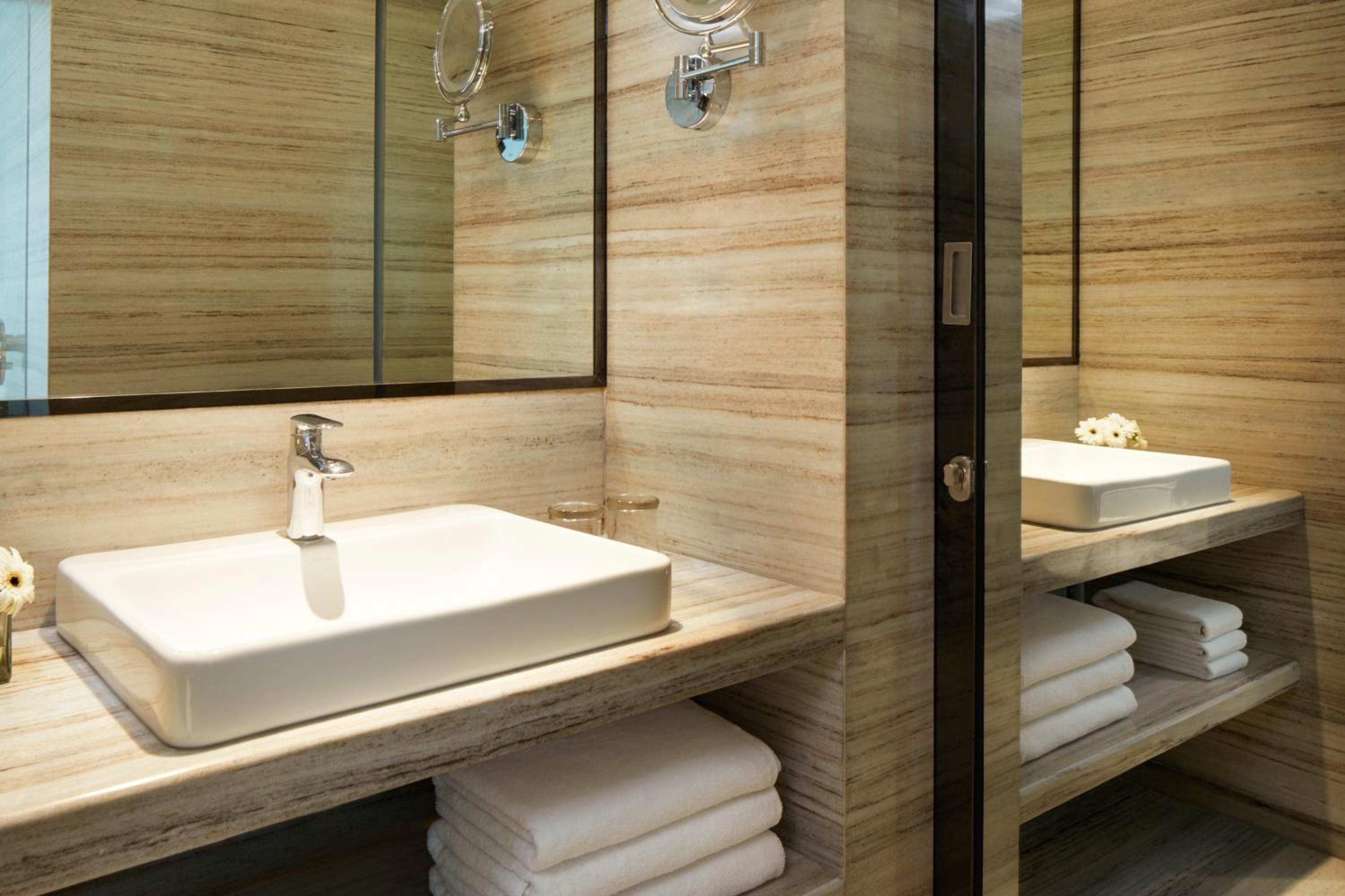 Deluxe King Room - Photo 6