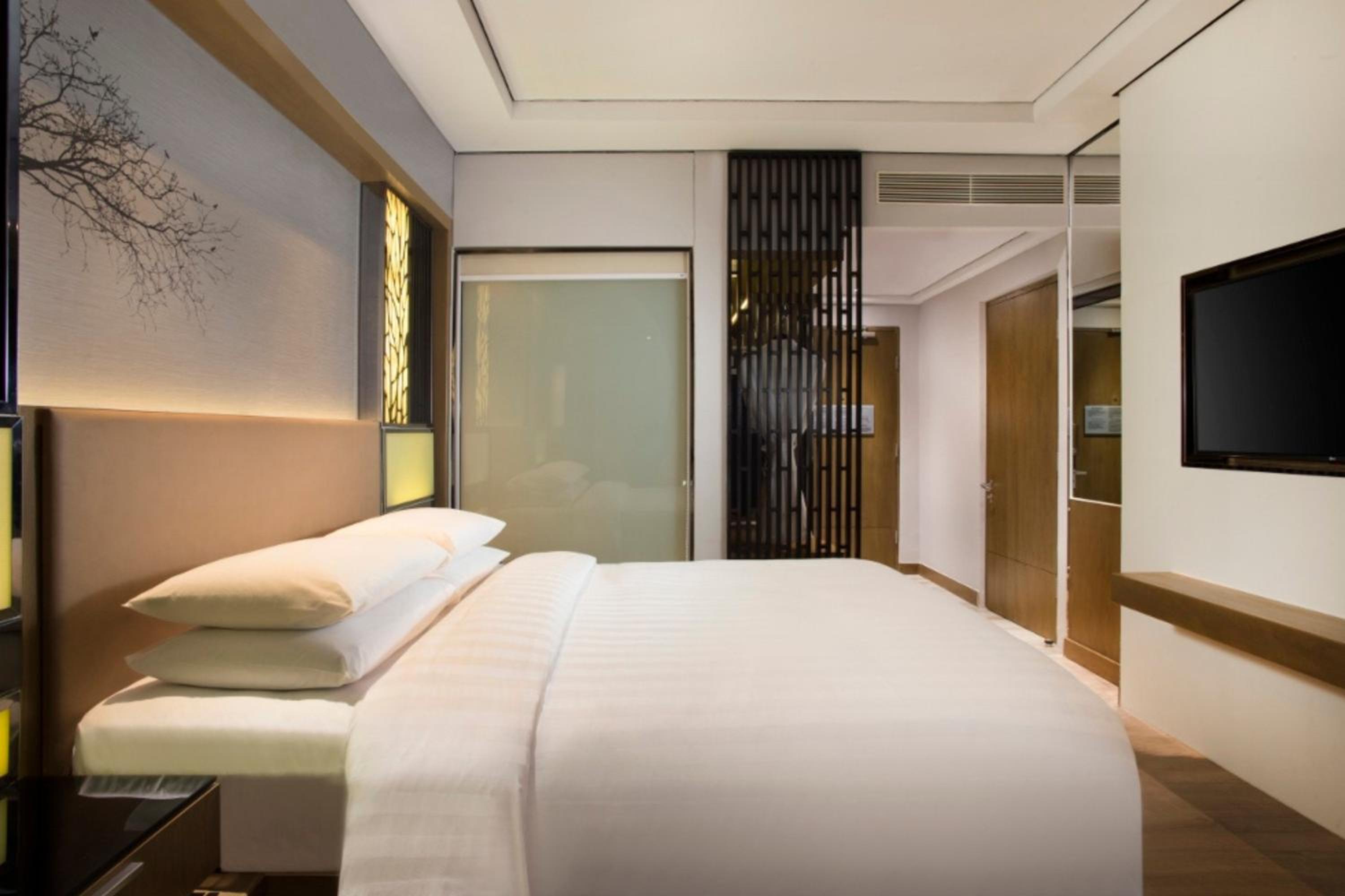 Deluxe King Room - Photo 5