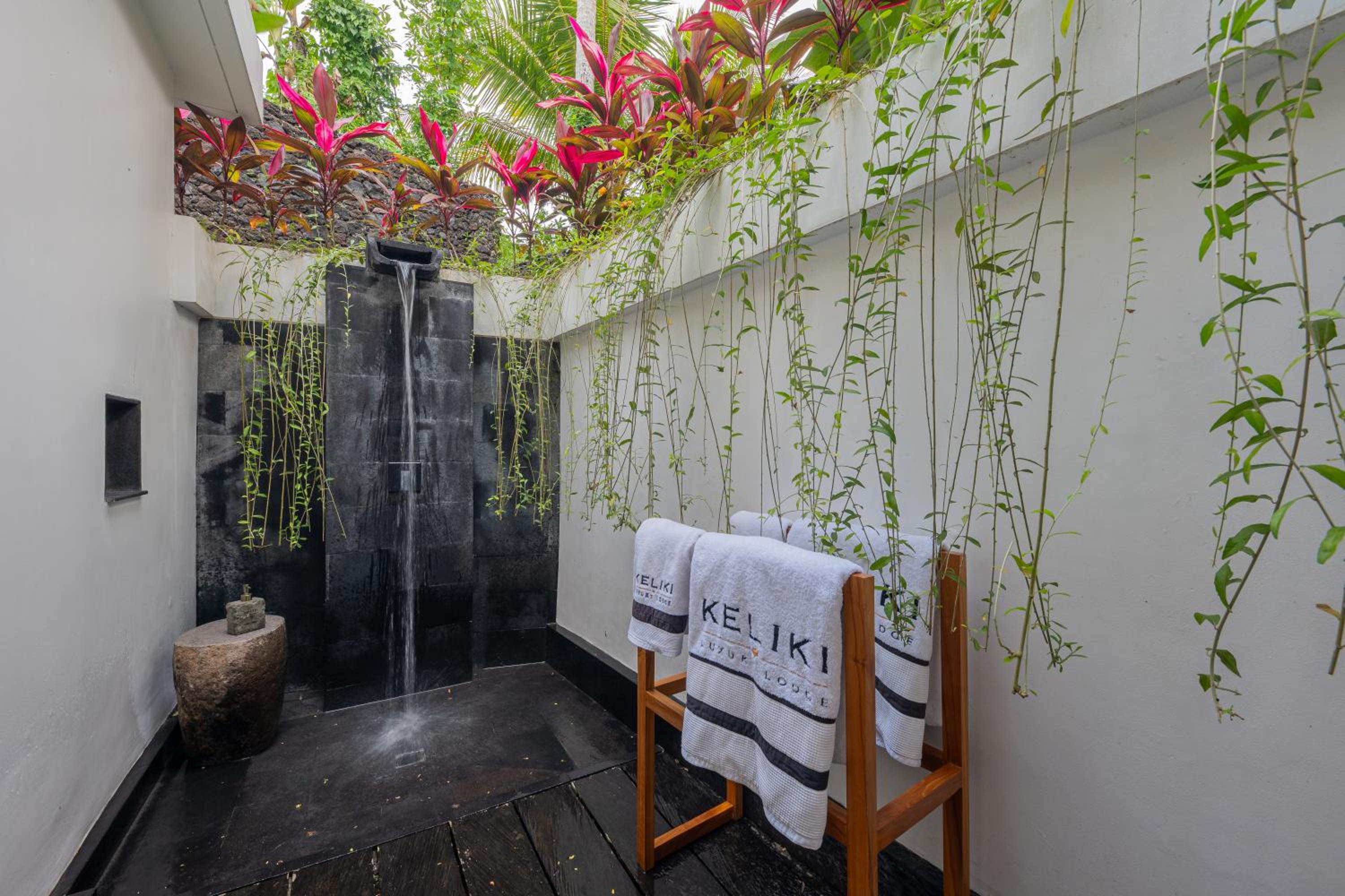 Sri Lodge with Private Pool  - Photo 2