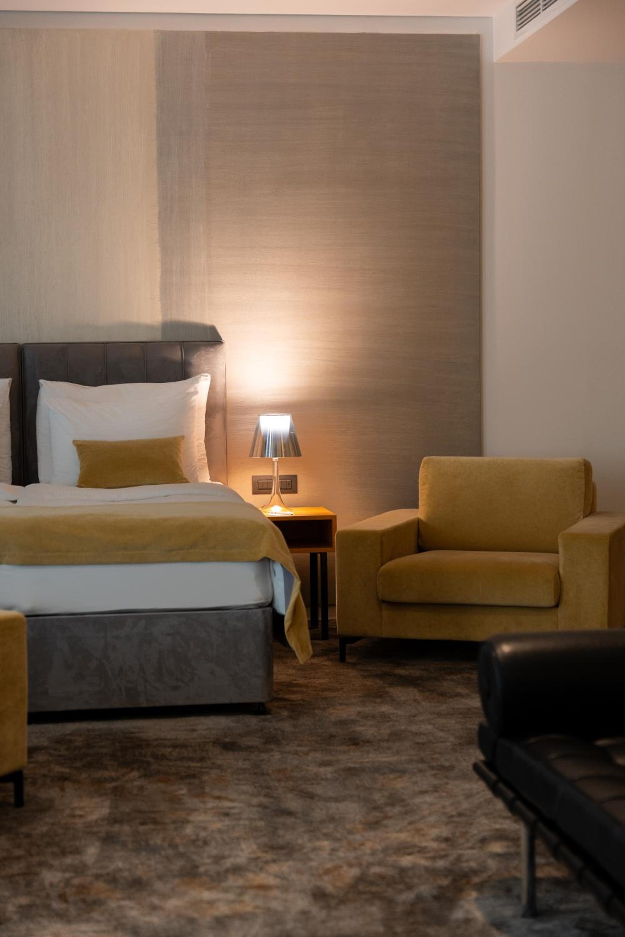  Suite - Photo 2